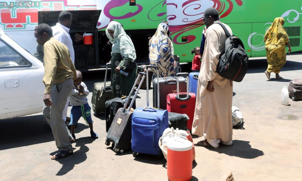Refugiados que huyen de Sudán llegan a la estación de autobuses de Wadi Karkar, en Asuán, al sur de Egipto.