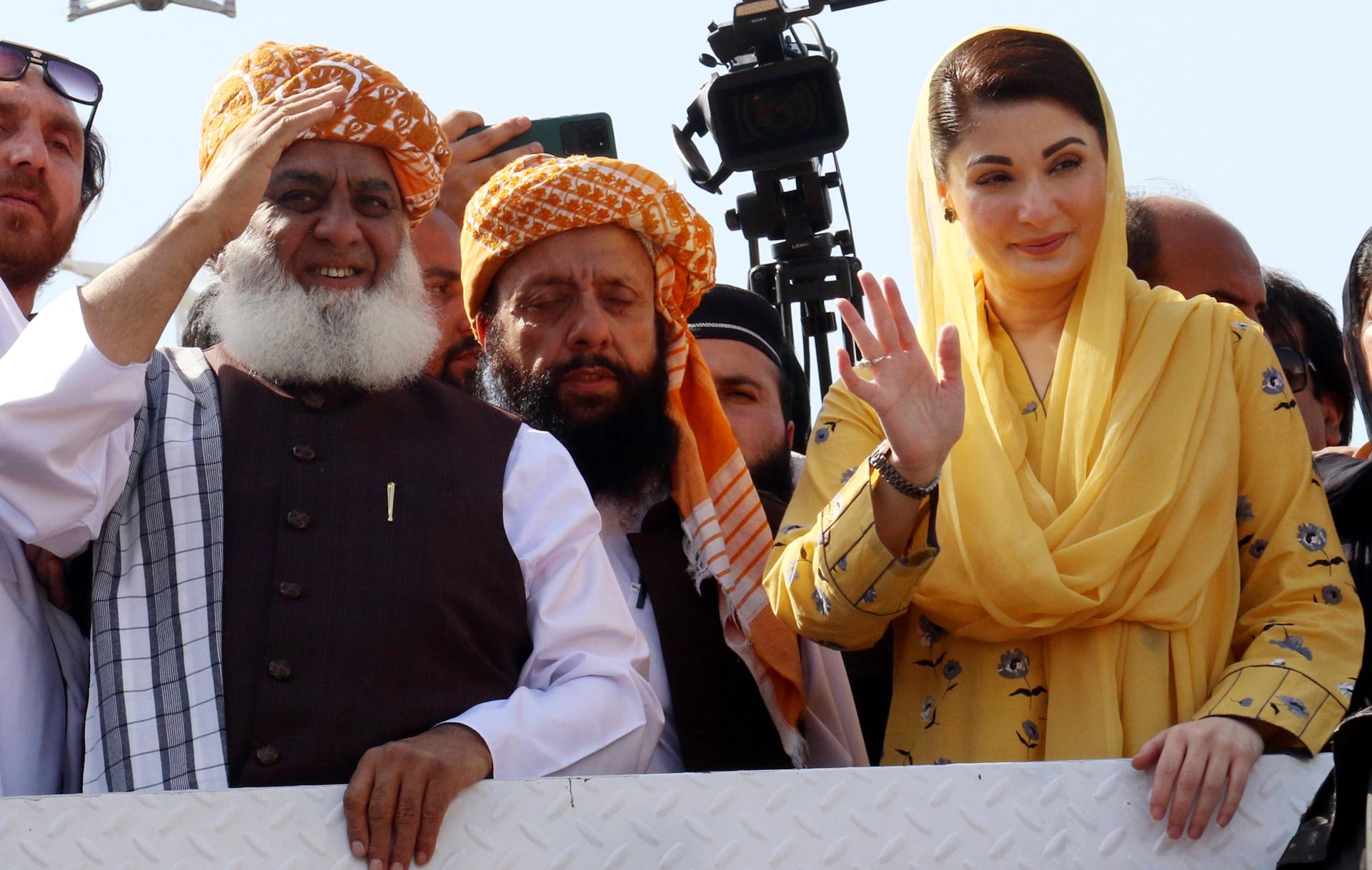 Maryam Nawaz (R) leader of the opposition party Pakistan Muslim League Nawaz (PMLN) and daughter of the former Prime Minister Nawaz Sharif and Maulana Fazal ur Rehman (L), leaders of an alliance of over 10 political parties in ruling government, gather outside the Supreme Court of Pakistan during a protest in Islamabad, Pakistan, 15 May 2023. EFE-EPA/SOHAIL SHAHZAD