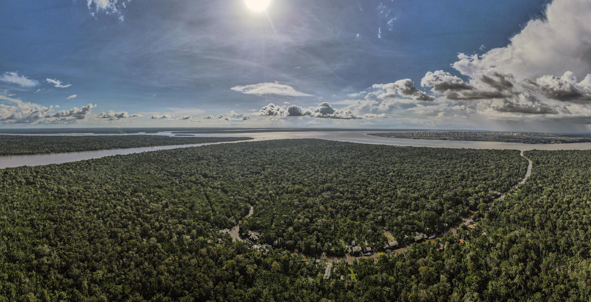 Vista aérea de una zona de la Floresta Amazónica, en el estado de Pará, norte de Brasil, en una fotografía de archivo. EFE/Antonio Lacerda