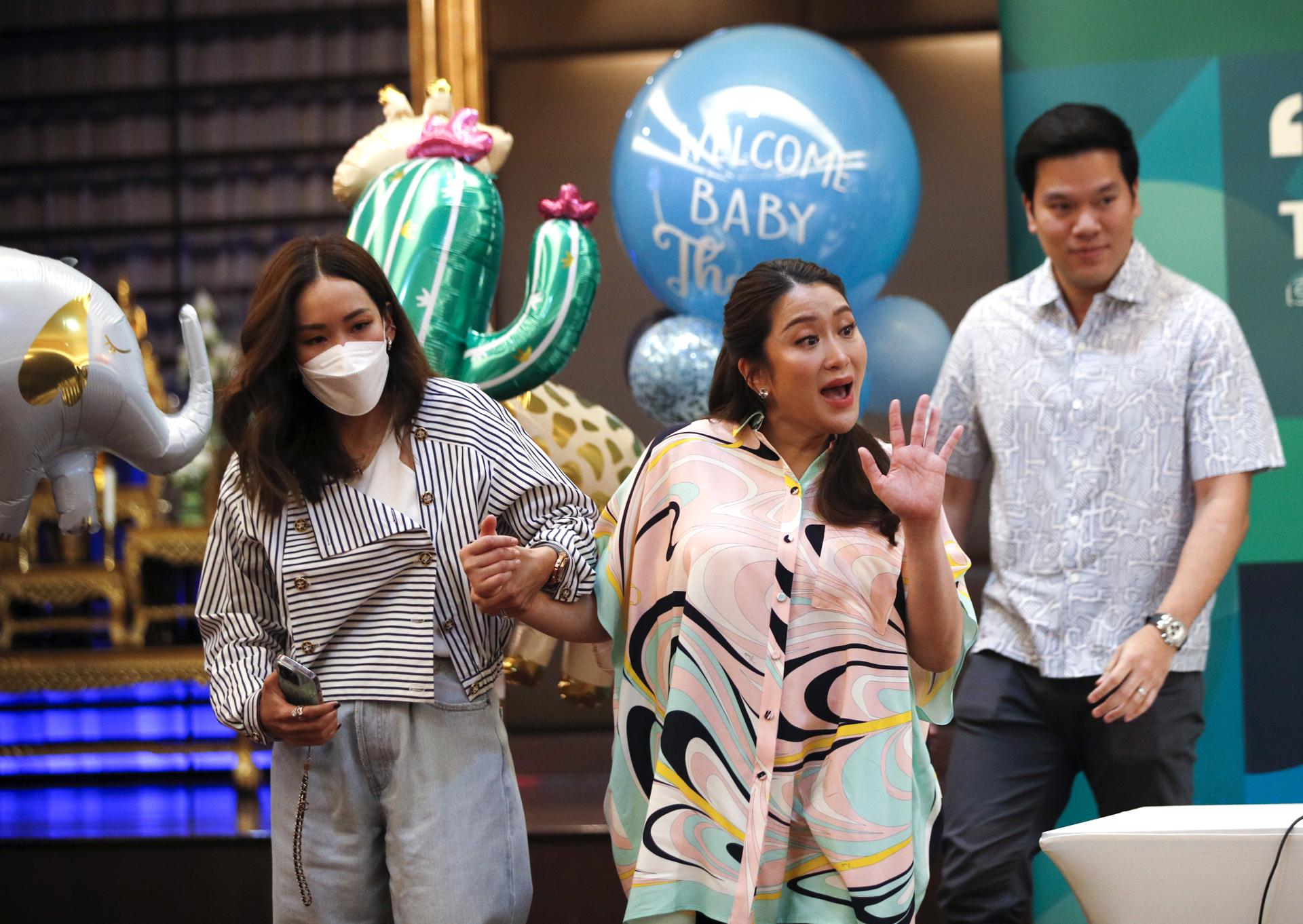 Pheu Thai Party's Prime Ministerial candidate Paetongtarn Shinawatra waves to journalists as she is escorted by her elder sister Pinthongta and her husband Pidok Sooksawas during a press conference after giving birth to her son at a hospital in Bangkok, Thailand, 03 May 2023. EFE-EPA/RUNGROJ YONGRIT