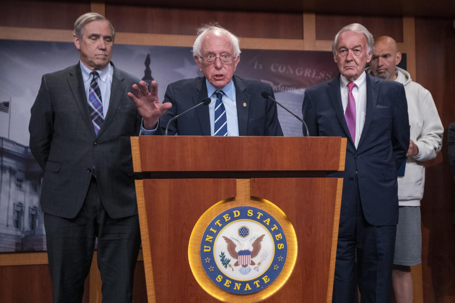 El senador izquierdista Bernie Sanders (C), junto a los senadores demócratas Jeff Merkley (i) y Ed Markey (d), durante una rueda de prensa en el Capitolio de EE.UU. en Washington (EE.UU.). EFE/EPA/SHAWN THEW