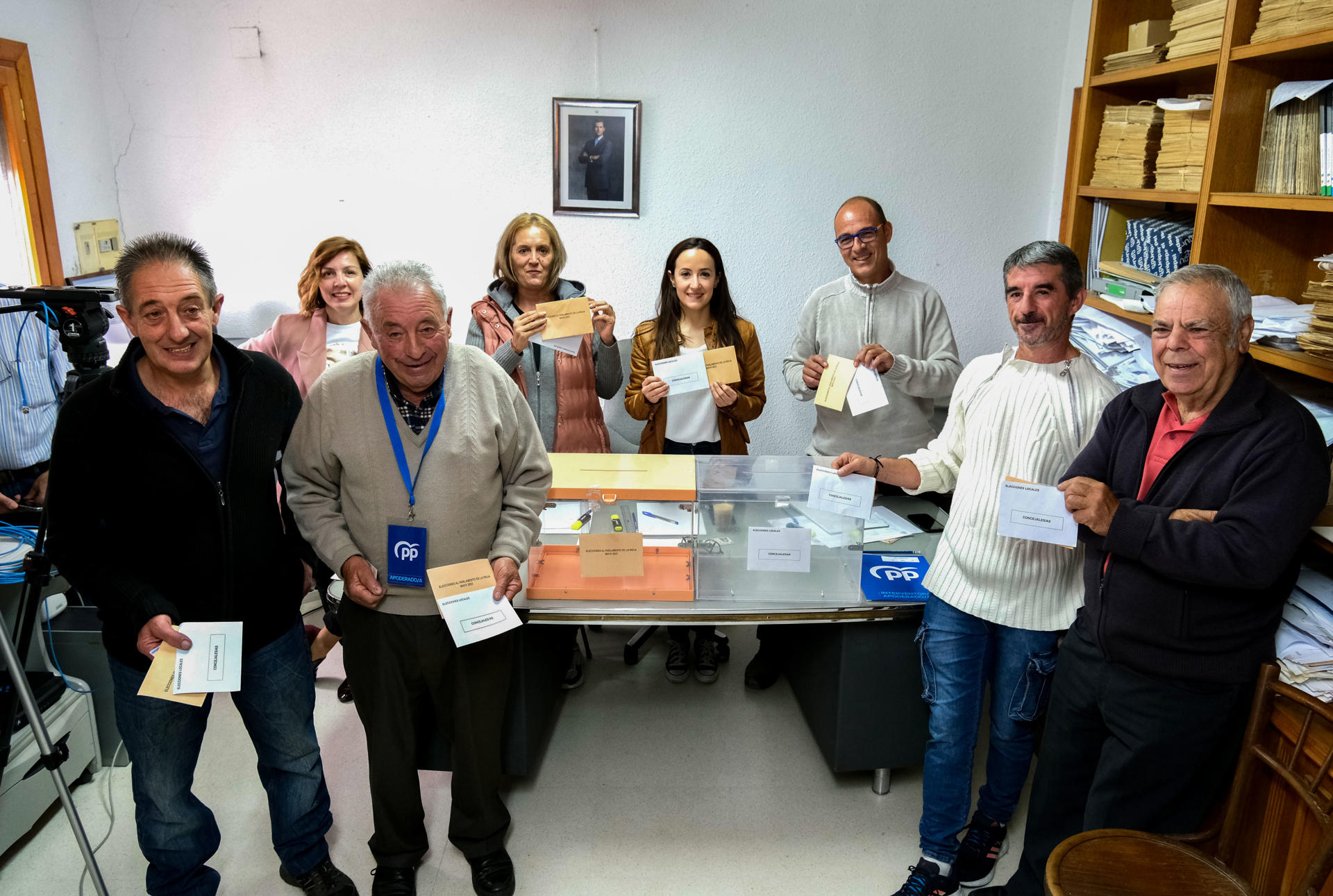 El alcalde de la localidad riojana de Villarroya, Salvador Pérez (2i) posa con sus vecinos tras votar este domingo durante las elecciones municipales y autonómicas. 
