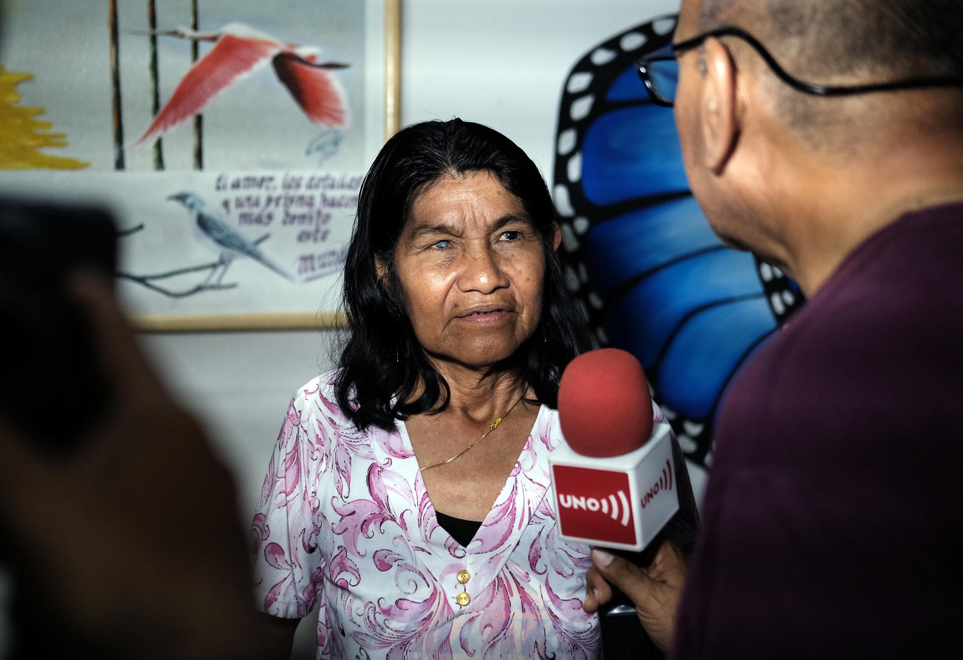 Fátima Valencia, abuela de los cuatro niños perdidos desde hace 20 días después de un accidente aéreo en el sur de Colombia, brinda declaraciones a los medios, este 20 de mayo de 2023, en San José del Guaviare (Colombia). EFE/ Mauricio Dueñas Castañeda