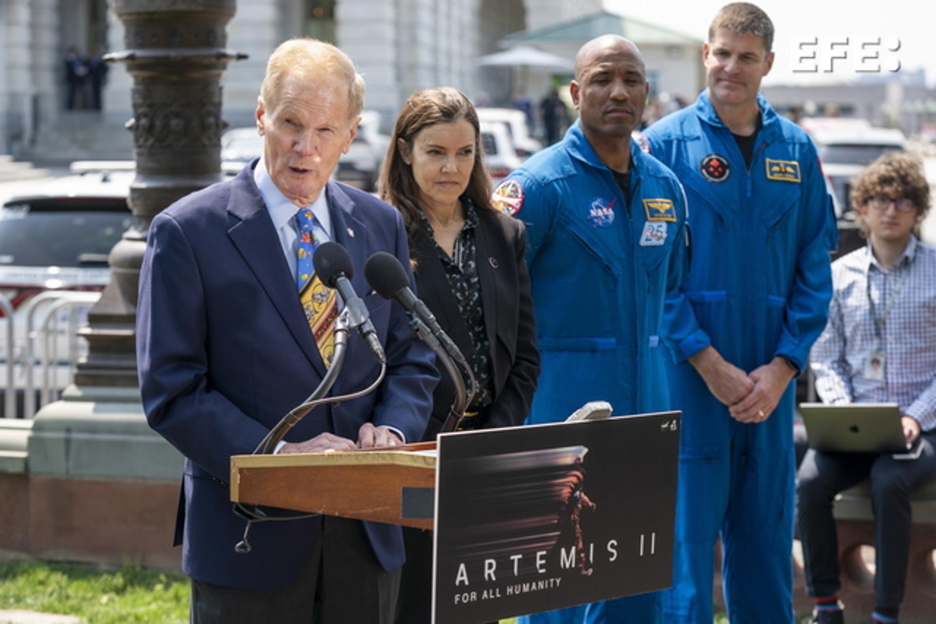 Washington (United States), 18/05/2023.- National Aeronautics and Space Administration (NASA) Administrator Bill Nelson (L), with Canadian Space Agency (CSA) President Lisa Campbell (2-L), NASA astronaut Victor Glover (2-R) and CSA astronaut Jeremy Hansen (R), delivers remarks during a NASA press conference on NASA's Artemis II mission to fly around the moon at the US Capitol in Washington, DC, USA, 18 May 2023. EFE/EPA/SHAWN THEW