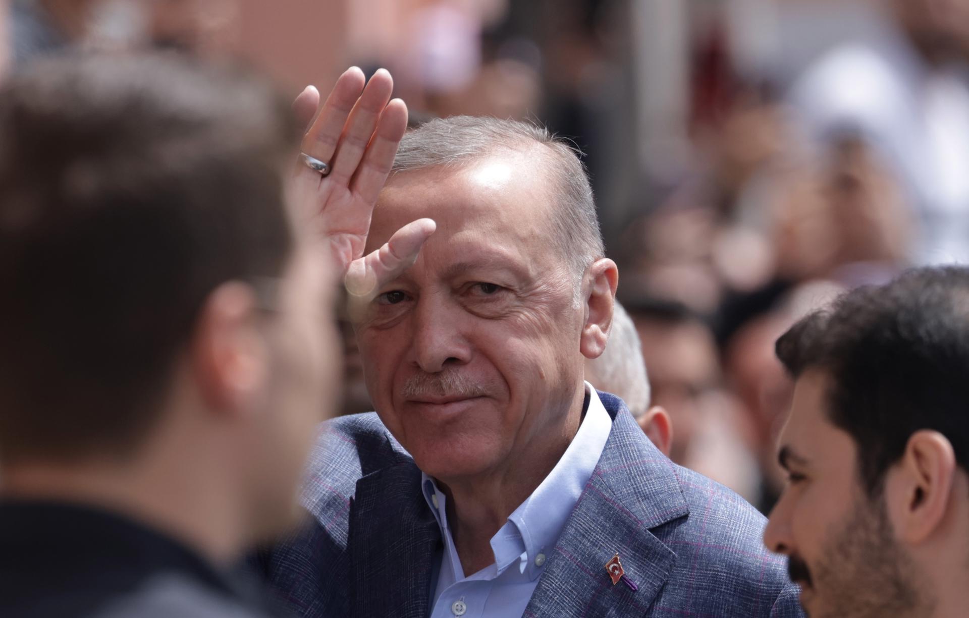 Turkish President Erdogan greets his supporters before he votes for the general elections, at a polling stsation in Istanbul, Turkey, 14 May 2023, as the country holds simultaneous parliamentary and presidential elections. EFE-EPA/ERDEM SAHIN
