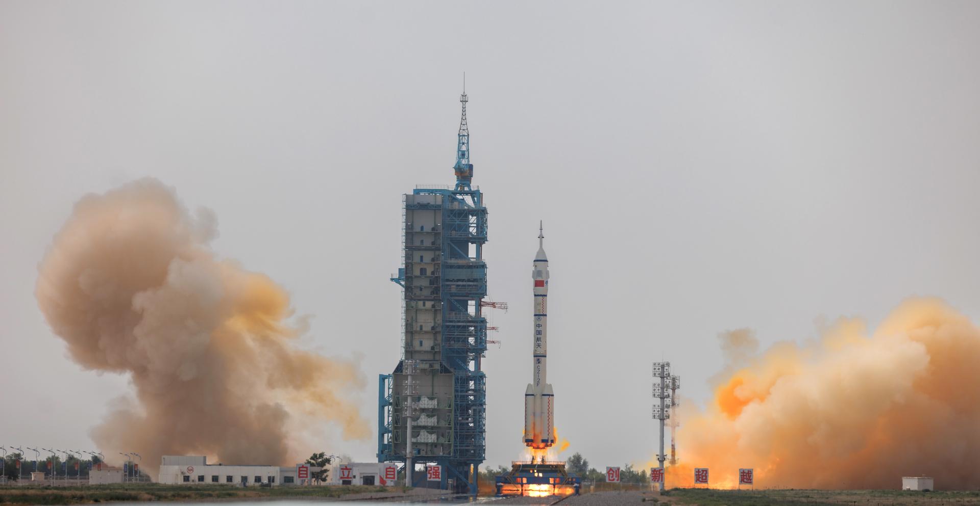 A Long March-2F carrier rocket with a Shenzhou-16 manned space flight lifts off during launch at the Jiuquan Satellite Launch Centre, in Jiuquan, Gansu province, China, 30 May 2023. The Shenzhou-16 manned space flight mission will transport three Chinese astronauts to the Tiangong space station. EFE-EPA/ALEX PLAVEVSKI
