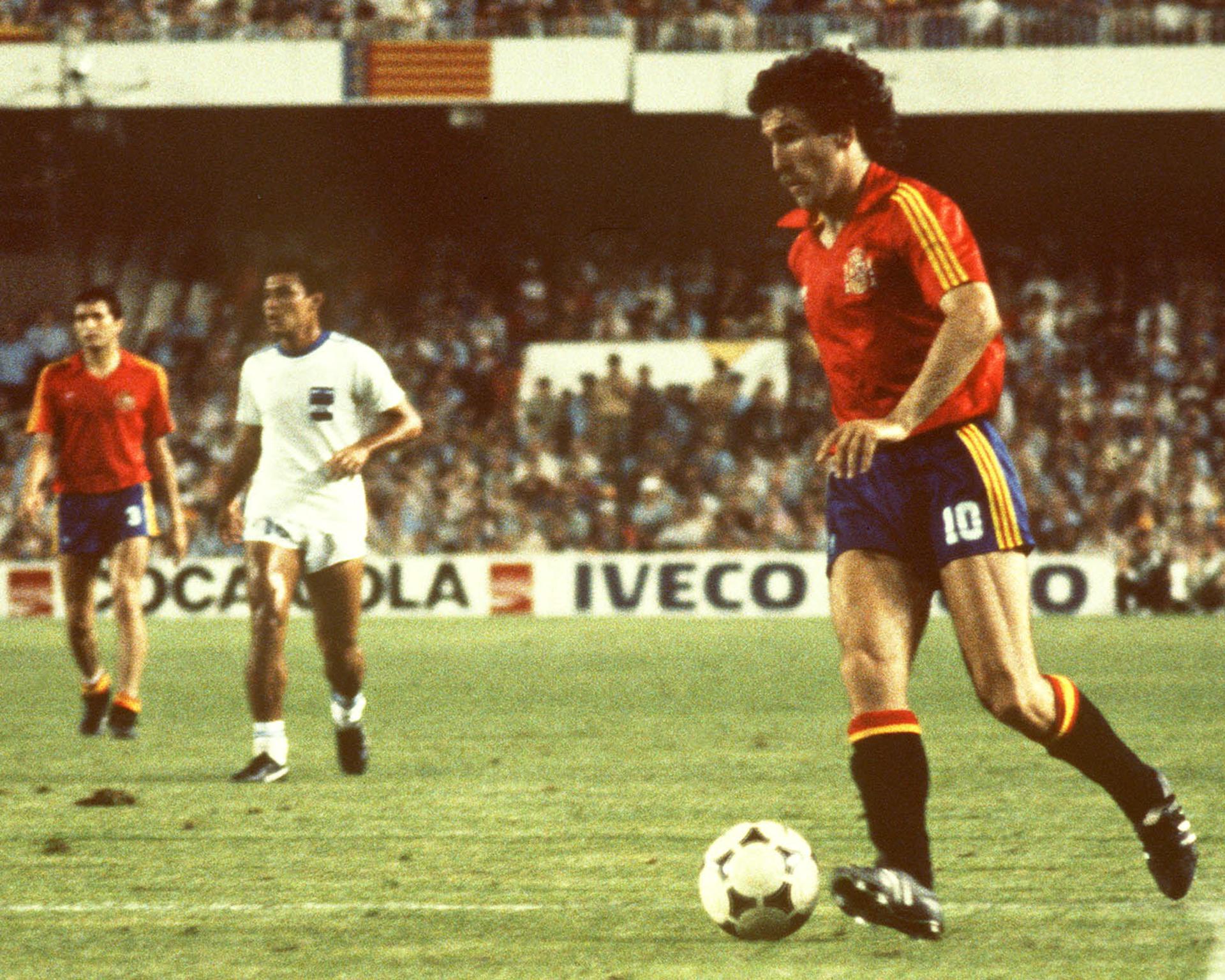 Jesús Mari Zamora conduce el balón durante el partido disputado en el estadio Luis Casanova, actual Mestalla, entre España y Honduras, del Mundial 82. EFE/cl