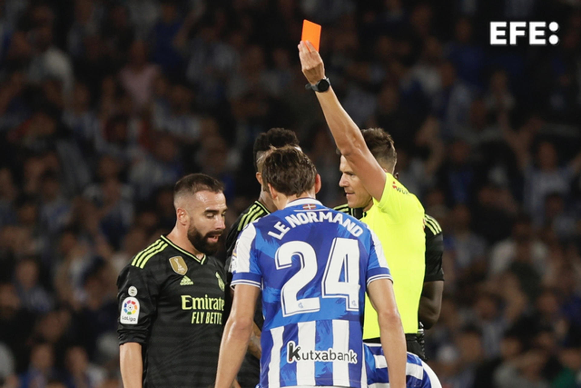 Referee Pulido Santana (R) shows the red card to Real Madrid's Dani Carvajal (L) during a LaLiga match against Real Sociedad at Reale Arena in San Sebastián, Spain, on 2 May 2023. EFE/Javi Colmenero

