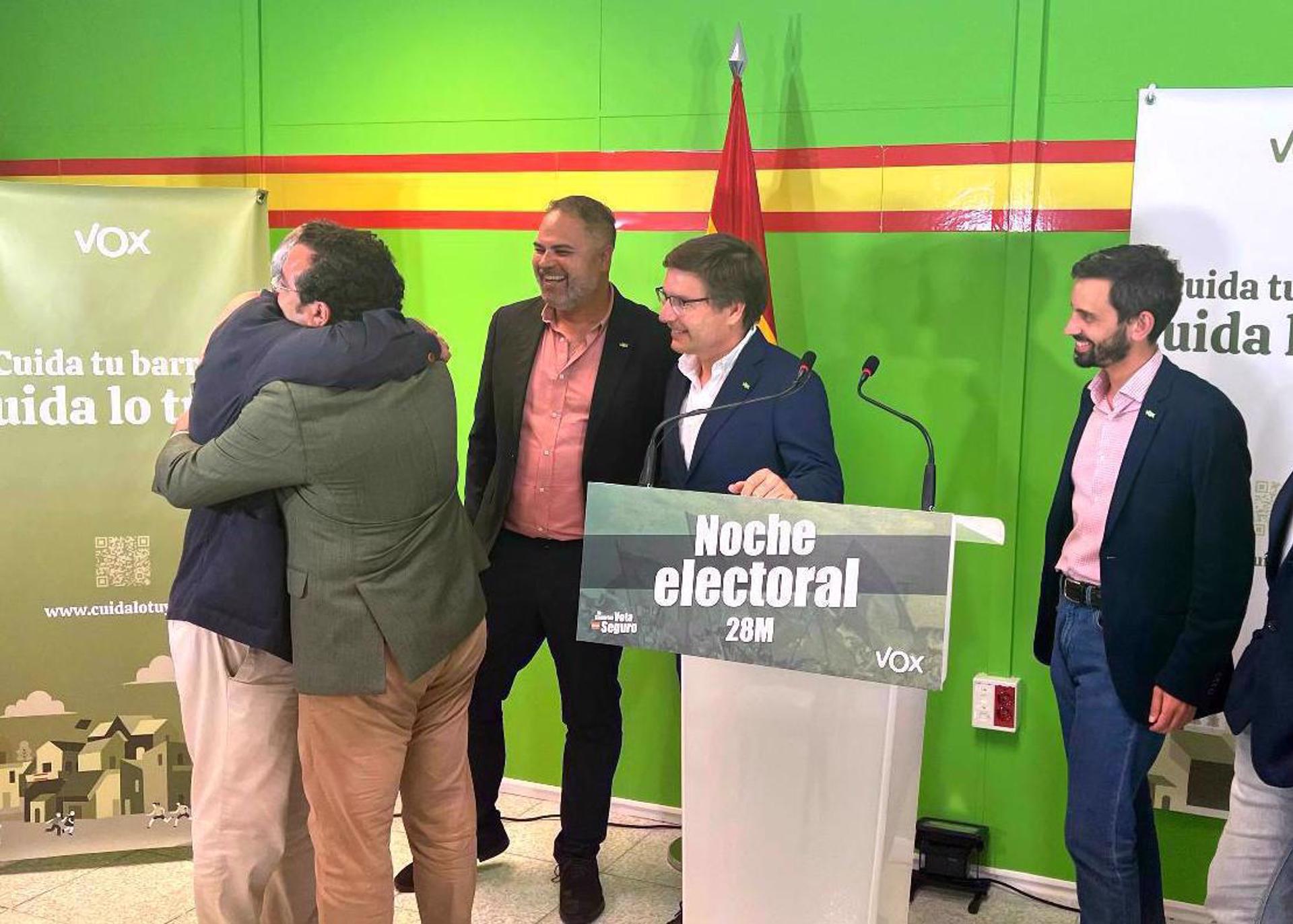El candidato de Vox al Gobierno de Canarias, Nicasio Galván (4i), observa cómo sus compañeros felicitan a Alberto Rodríguez (2i), que será concejal en Las Palmas de Gran Canaria. EFE/Laura Bautista