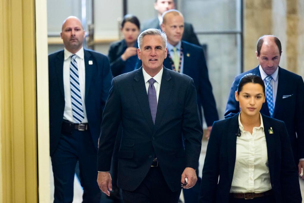 The leader of the US Lower House, Republican Kevin McCarthy (d), arrives, this May 31, 2023, at the Capitol, seat of the US Congress, in Washington.  EFE/Jim Lo Scalzo