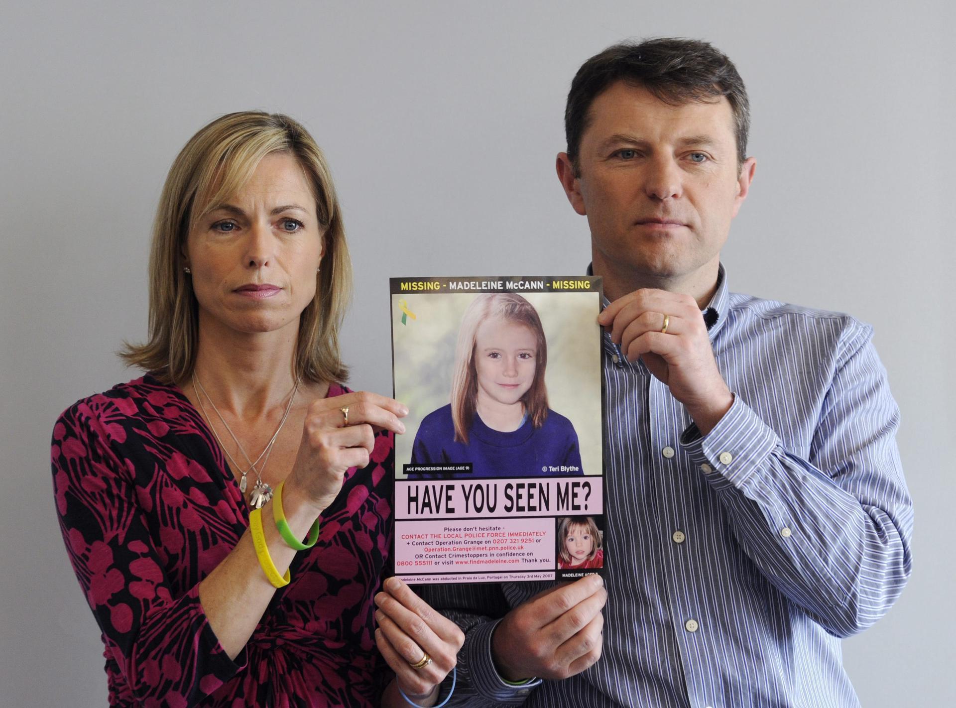 Fotografía de archivo del 2 de mayo de 2012 que muestra a Kate McCann y su marido, Gerry McCann, sujetando un cartel con una fotografía de su hija desparecida en 2007, Madeleine McCann.