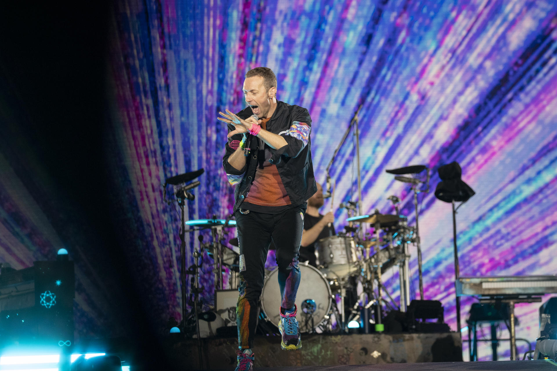 El cantante de la banda británica, Coldplay, Chris Martin, durante el concierto que han ofrecido en el Estadio Olímpico de Barcelona, incluido en su gira internacional "Music of the Spheres World Tour". EFE/Marta Pérez.