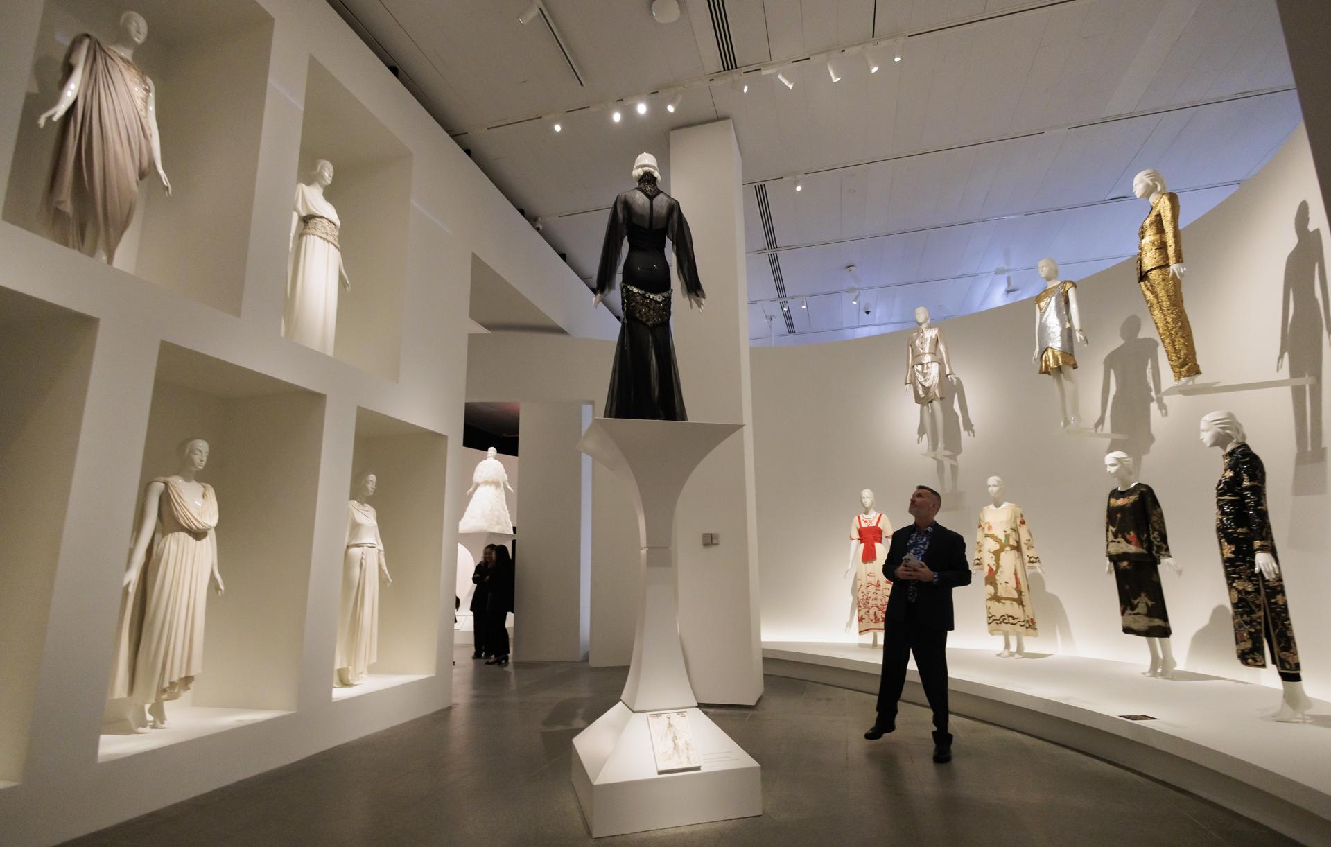 Personas observan las creaciones del diseñador alemán Karl Lagerfeld en una exposición en el Museo Metropolitano de Arte de Nueva York (EE.UU.), este 1 de mayo de 2023. EFE/EPA/Justin Lane