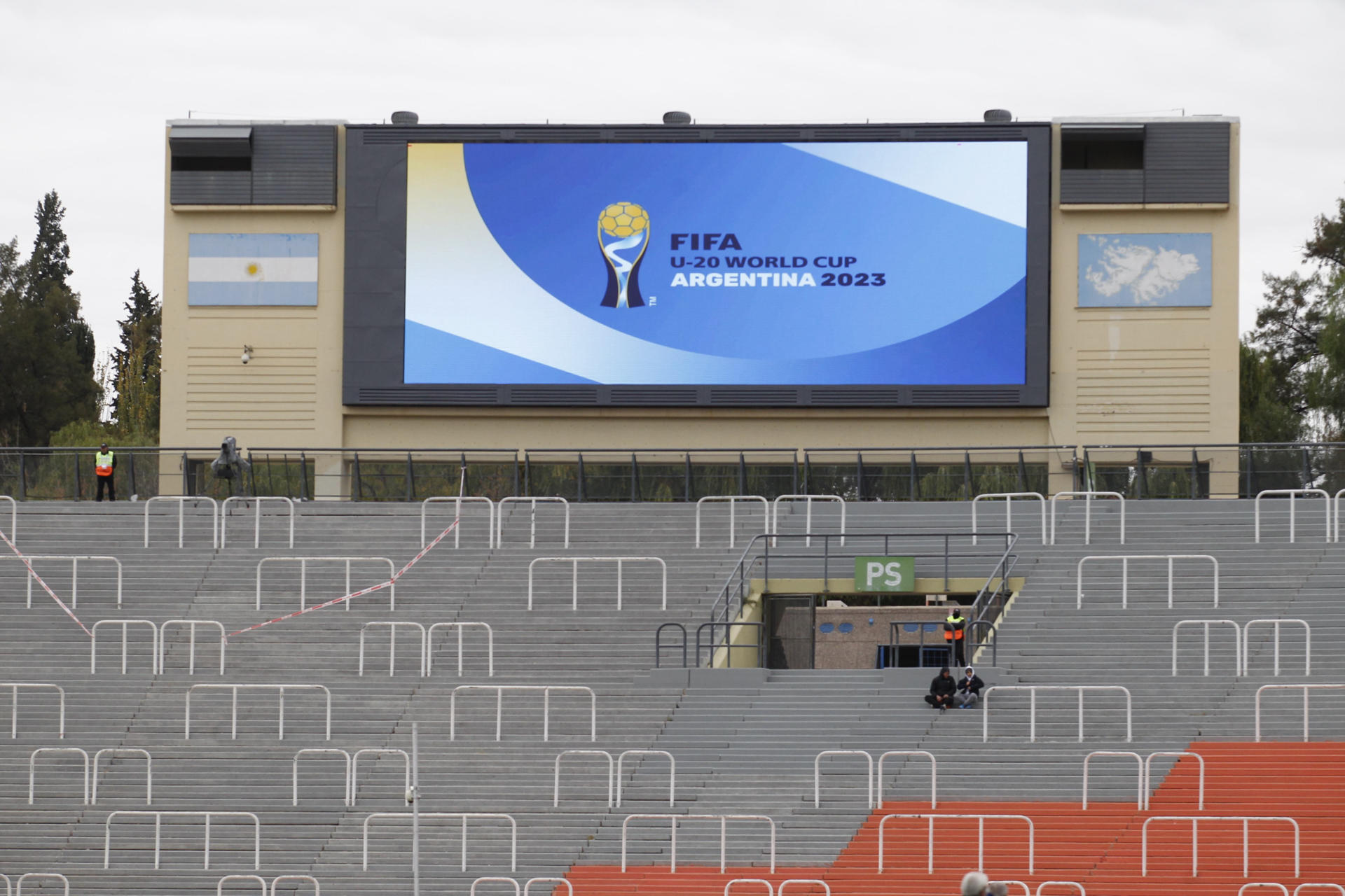 Fotografía de la pantalla del estadio Malvinas Argentinas con la bandera de Argentina (i) y un mapa de las islas Malvinas (d), el 27 de mayo de 2023, en Mendoza (Argentina). EFE/Marcelo Ruiz