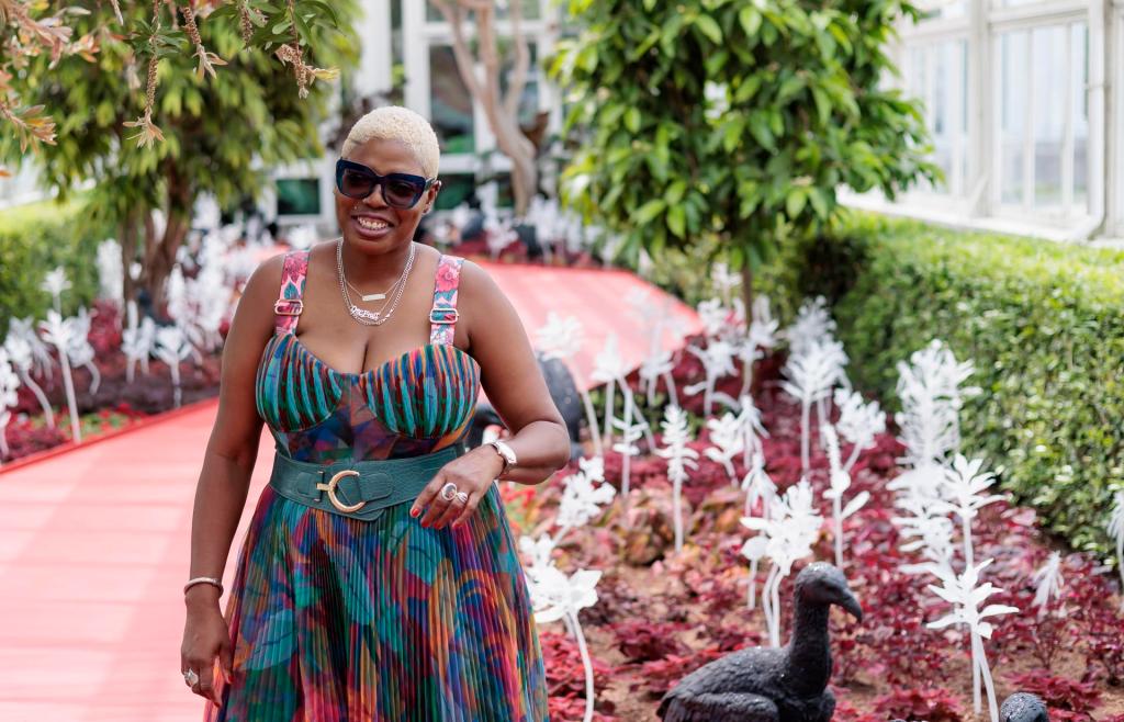 La artista jamaicana Ebony G. Patterson posa en el Jardín Botánico de Nueva York (EE.UU.), este 24 de mayo de 2023. EFE/EPA/Justin Lane
