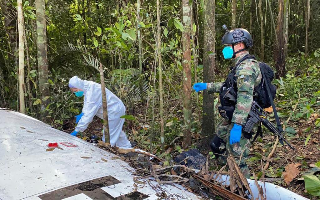 Photograph provided by the Colombian Army of the recovery efforts at the crash site of a small plane that fell in the middle of the jungle, on May 18, 2023, in Guaviare (Colombia).  EFE/Colombian Army