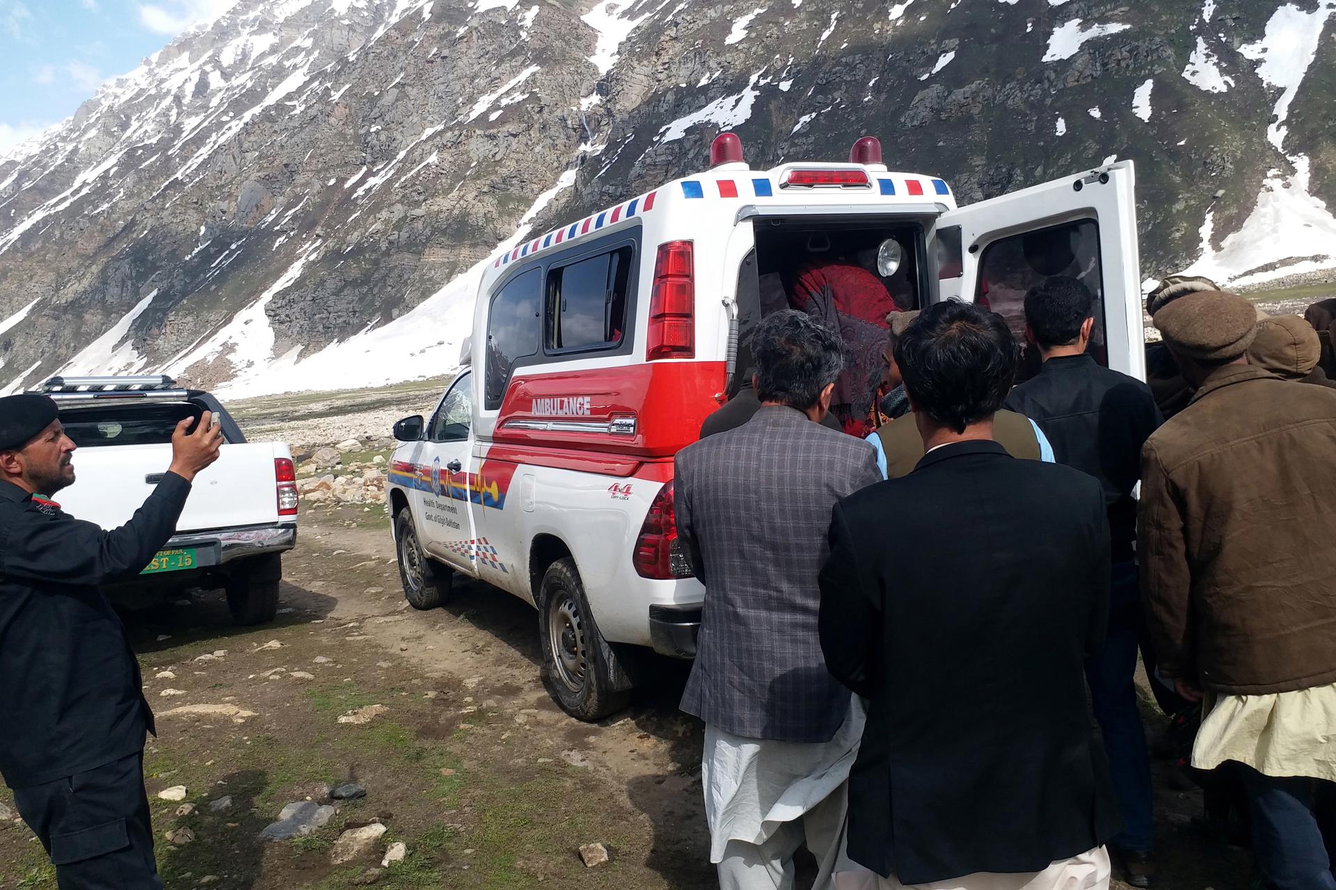 Rescue workers move the body of a victim who died after an avalanche struck the Shounter Pass area in Astore, Gilgit-Baltistan, Pakistan, 27 May 2023. EFE/EPA/STR
