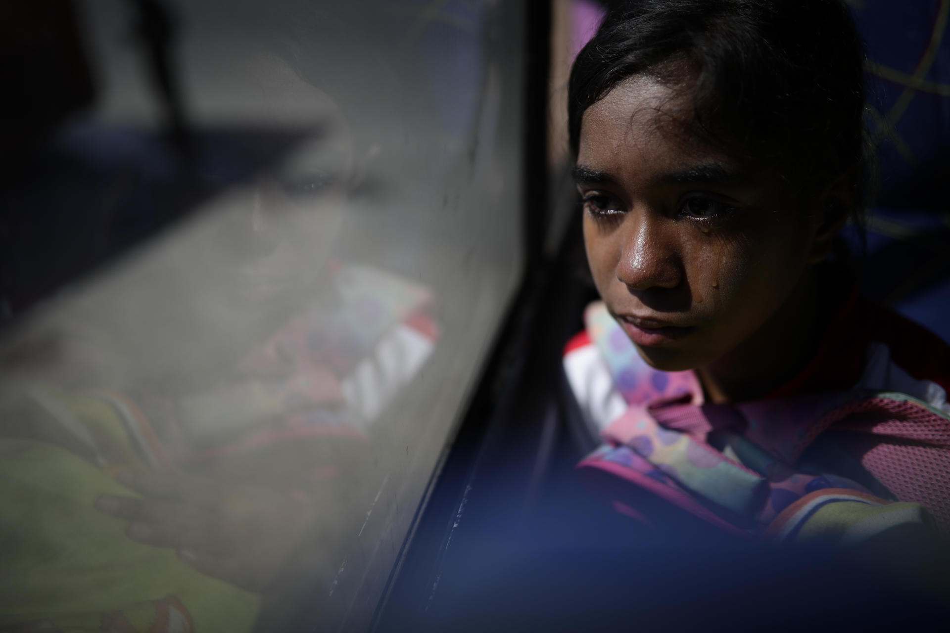 Yelismar Chourio La Rosa, una migrante venezolana de 15 años, llora desde el bus que la trasladará hacia Nicaragua hoy, en Paso Canoas, población fronteriza entre Panamá y Costa Rica. EFE/Bienvenido Velasco