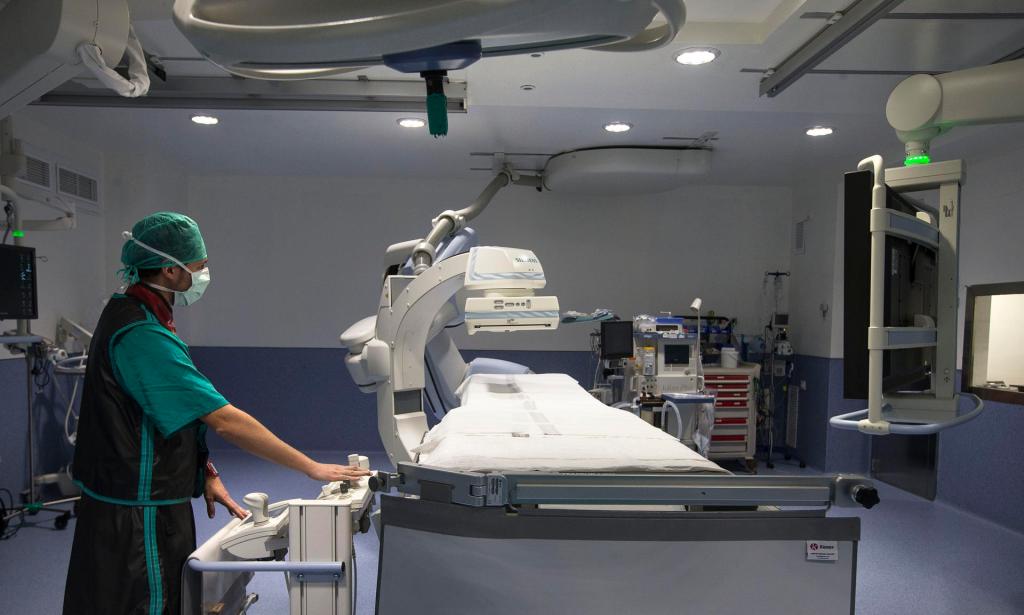 Un médico en un quirófano del hospital Doctor Peset de València, en una imagen de archivo. EFE/Manuel Bruque
