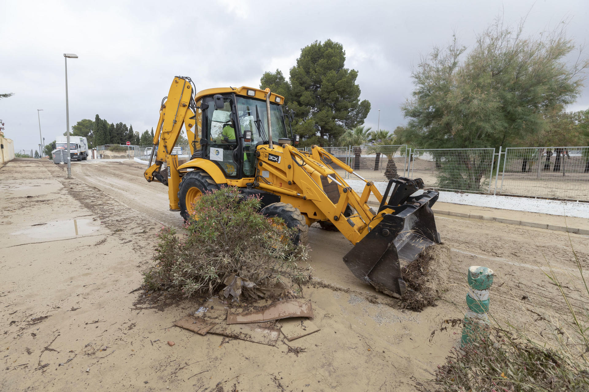 Una maquina excavadora retira el barro acumulado en la calle Aguacate de la urbanización El Chorrico en Molina de Segura (Murcia), este viernes, tras las inundaciones sufridas en la tarde de ayer jueves. EFE/Marcial Guillén