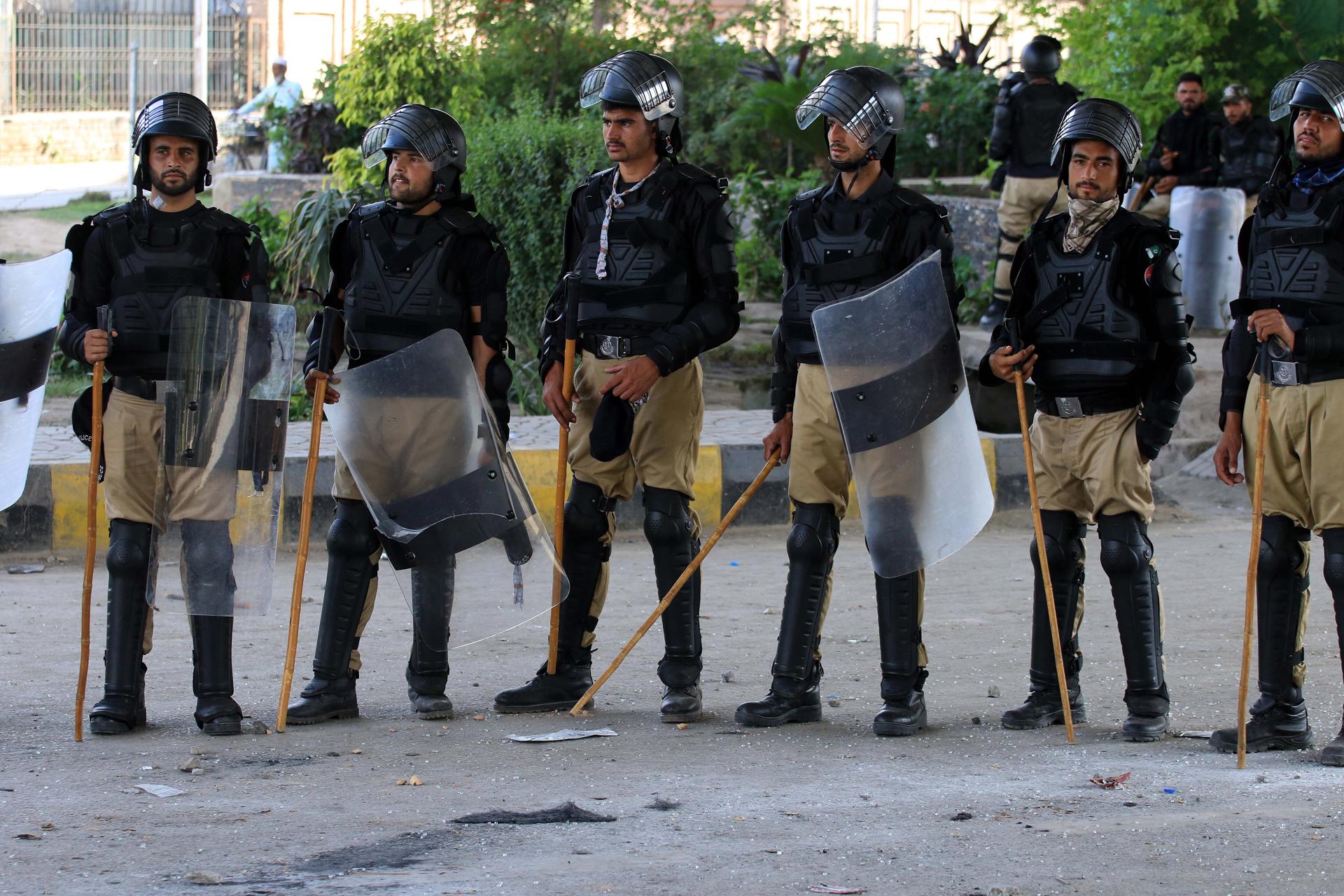 Riot police take position as the situation remains tense for the third day after violent protests broke out across the country following the arrest of Imran Khan, former PM and head of opposition party Pakistan Tehrik-e-Insaf, in Peshawar, KPK province, Pakistan, 11 May 2023. EFE-EPA/BILAWAL ARBAB
