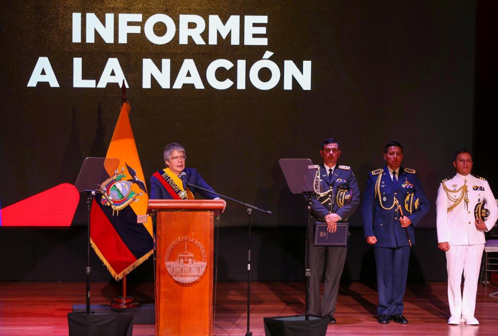 El presidente de Ecuador, Guillermo Lasso, presenta su informe a la Nación tras la muerte cruzada que cerró la Asamblea Nacional, hoy en la Plataforma Gubernamental, en Quito (Ecuador). EFE/José Jácome
