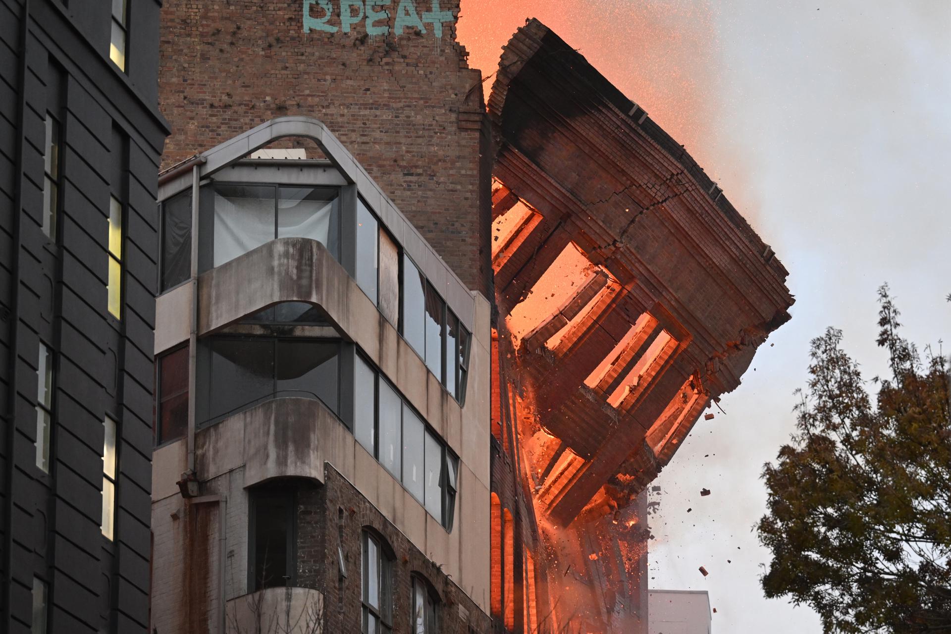 A wall collapses during a building fire in the Central Business District of Sydney, Australia, 25 May 2023. EFE/EPA/DEAN LEWINS