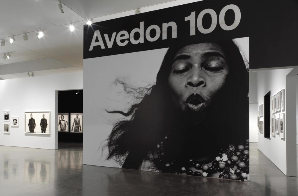El fotógrafo de Galerie Gagosian fue atendido por un fotógrafo del fotógrafo Richard Avedon durante la exposición. "Avedón 100", 9 de mayo de 2023, en la galería de Nueva York (EE.UU.).  EFE/Amanda Pina/Galería Gagosian