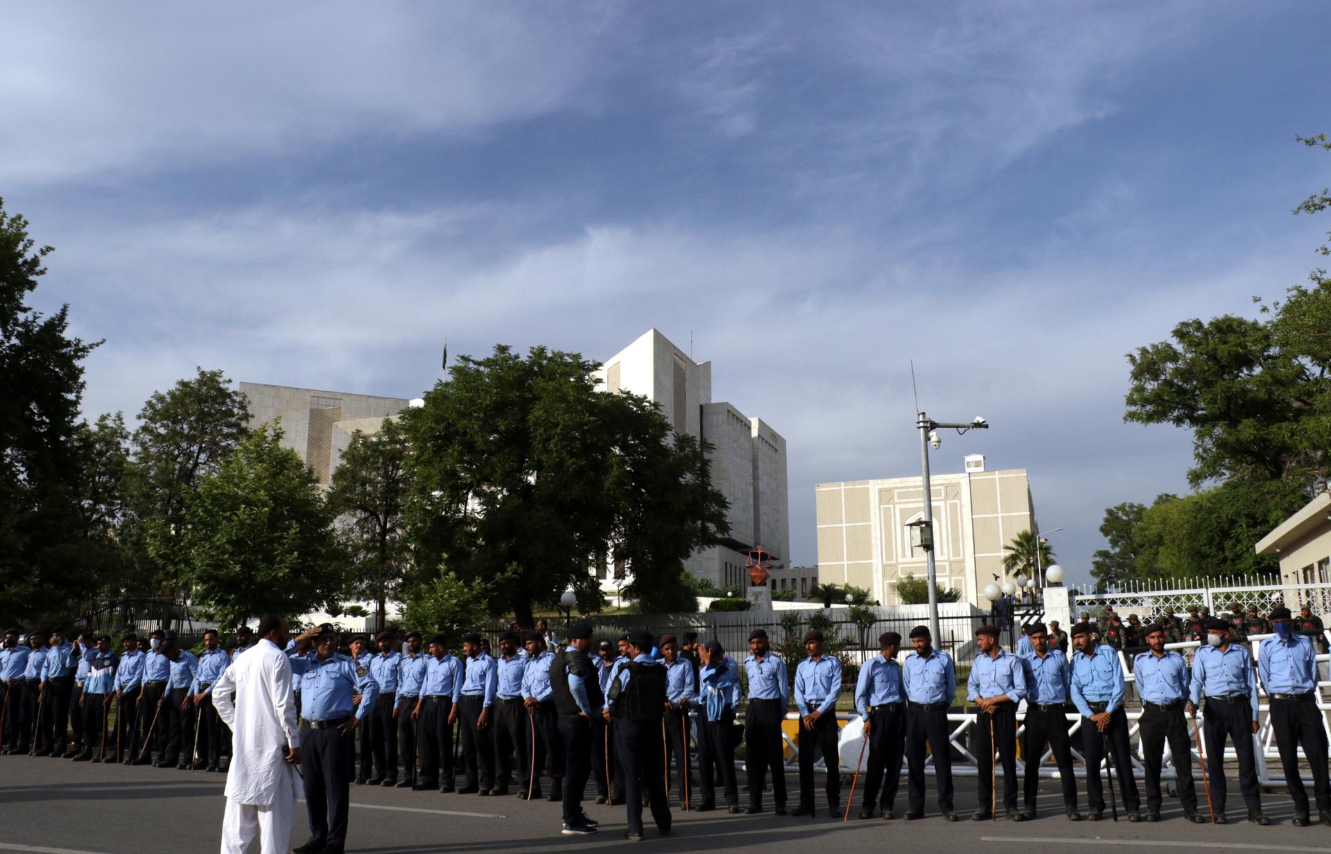 Police stand guard outside the Supreme Court after it ordered the release of former Prime Minister Imran Khan two days after his arrest in Islamabad, Pakistan, 11 May 2023. EFE-EPA/SOHAIL SHAHZAD
