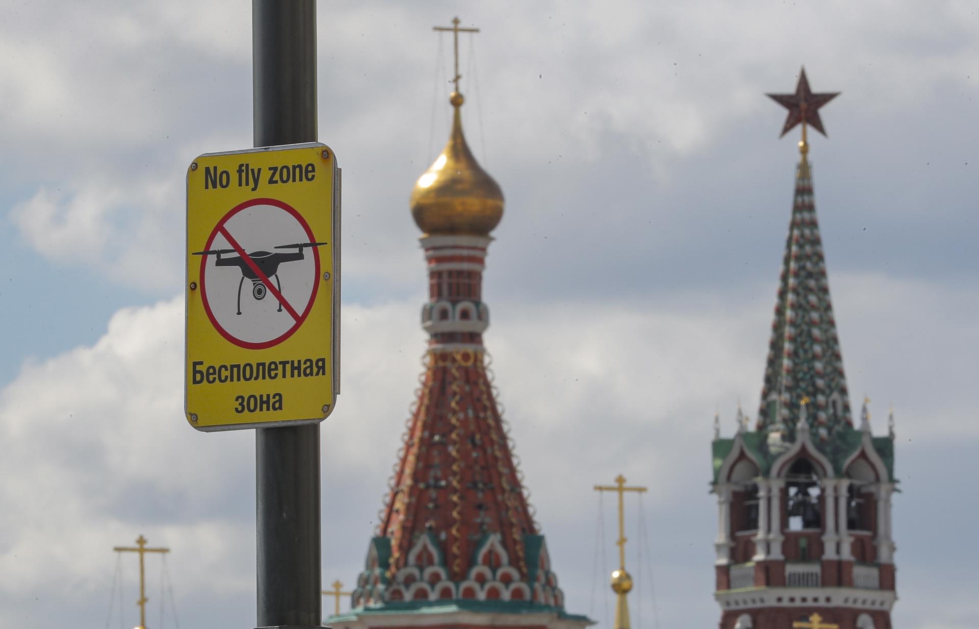 A 'No Drone Zone' sign is seen in front of the Moscow Kremlin on the Red square in Moscow, Russia, 04 May 2023. EFE/EPA/MAXIM SHIPENKOV