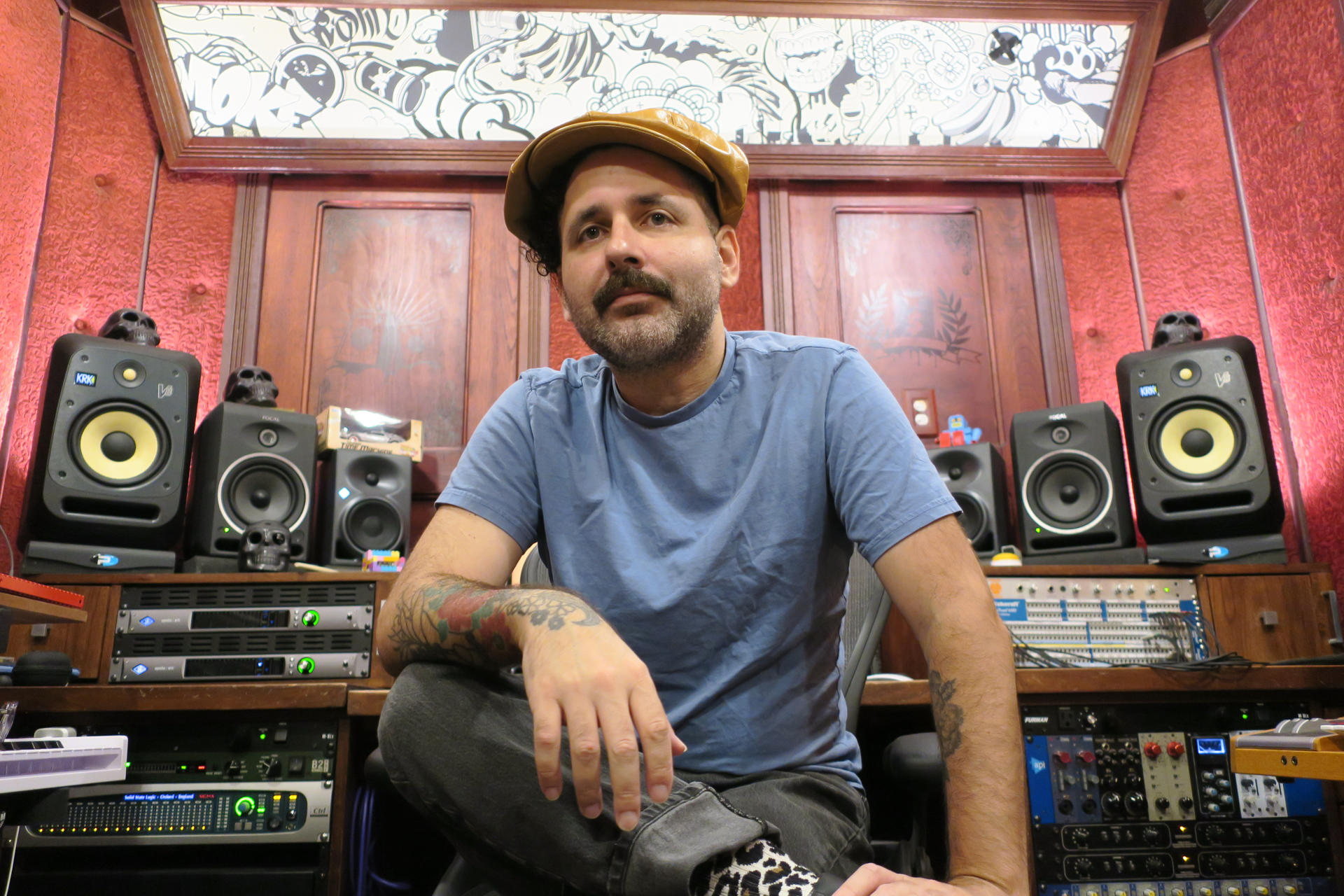 El cantante puertorriqueño Eduardo Cabra posa durante una entrevista con EFE, el 26 de mayo de 2023, en su estudio de grabación La Casa del Sombrero, en San Juan (Puerto Rico). EFE/Jorge Muñiz