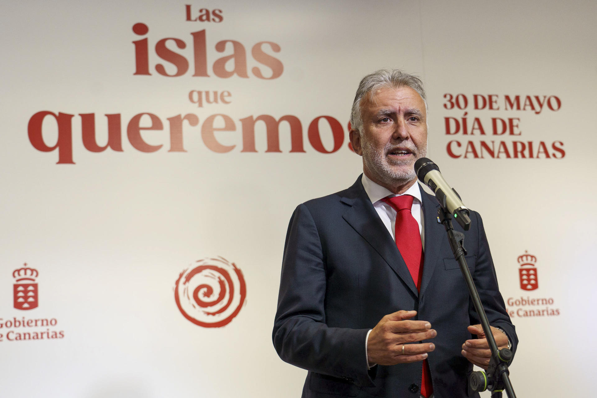 El presidente de Canarias, Ángel Víctor Torres, asiste este martes, a la gala institucional del Día de Canarias 2023, en el Auditorio Adán Martín de Tenerife. EFE/ Ramón de la Rocha