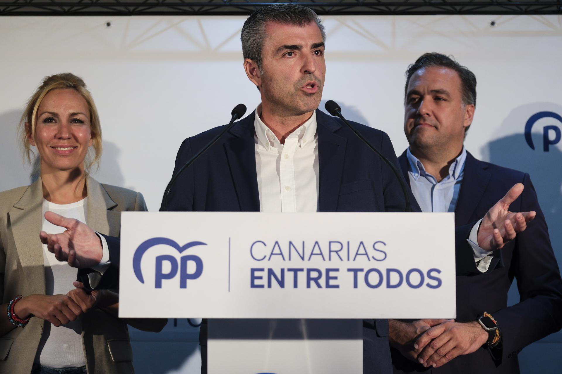 El candidato a la presidencia del Gobierno de Canarias por el Partido Popular, Manuel Domínguez (c), ha valorado en rueda de prensa junto con otros compañeros de su partido los resultados de las elecciones autonómicas y locales. EFE/Alberto Valdés