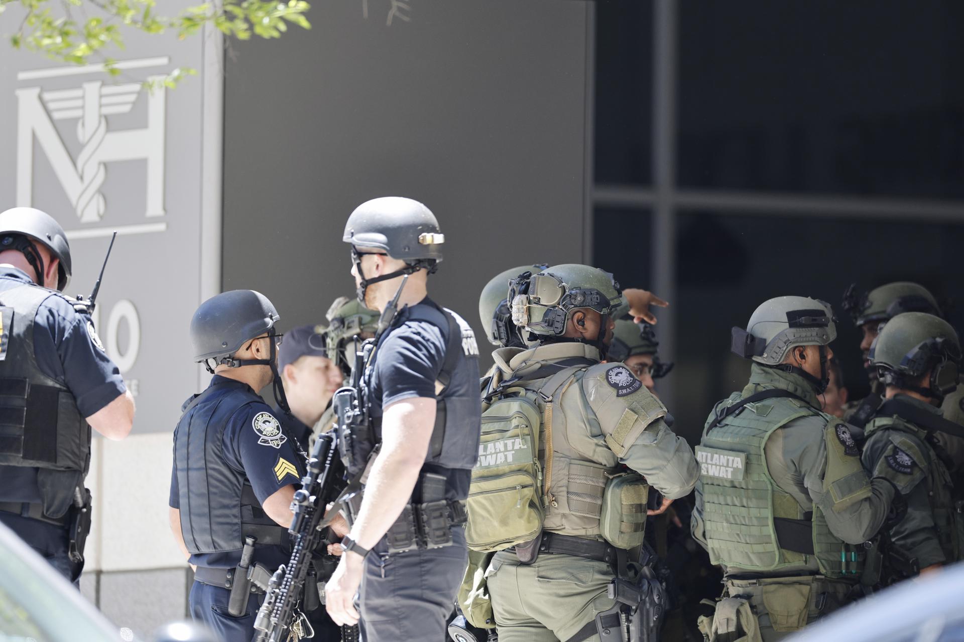 Police deploy at the scene of a mass shooting in Atlanta, Georgia, on May 3, 2023. EFE/EPA/ERIK S. LESSER
