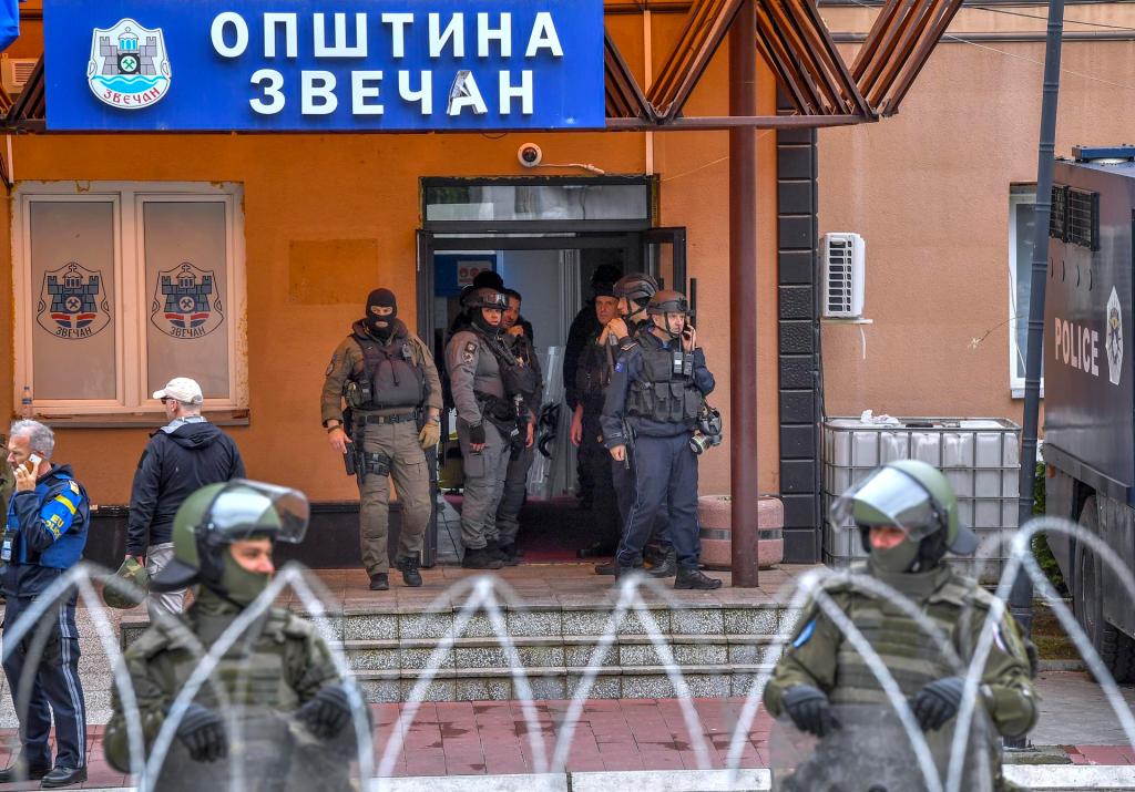 Policía kosovar frente el edificio de la OTAN 