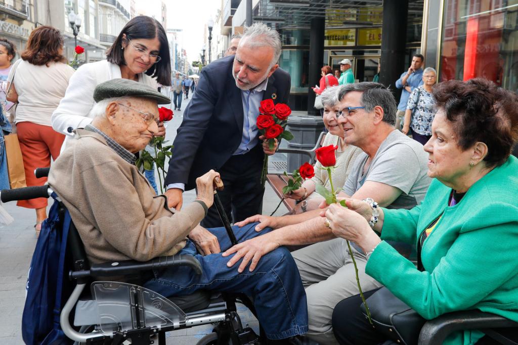 The PSOE candidate for re-election as president of the Canary Islands, Ángel Víctor Torres (3i), and the candidate for mayor of Las Palmas, Carolina Darias (i), walked down Triana Street this Tuesday handing out their electoral program and red roses.  EFE / Elvira Urquijo A.