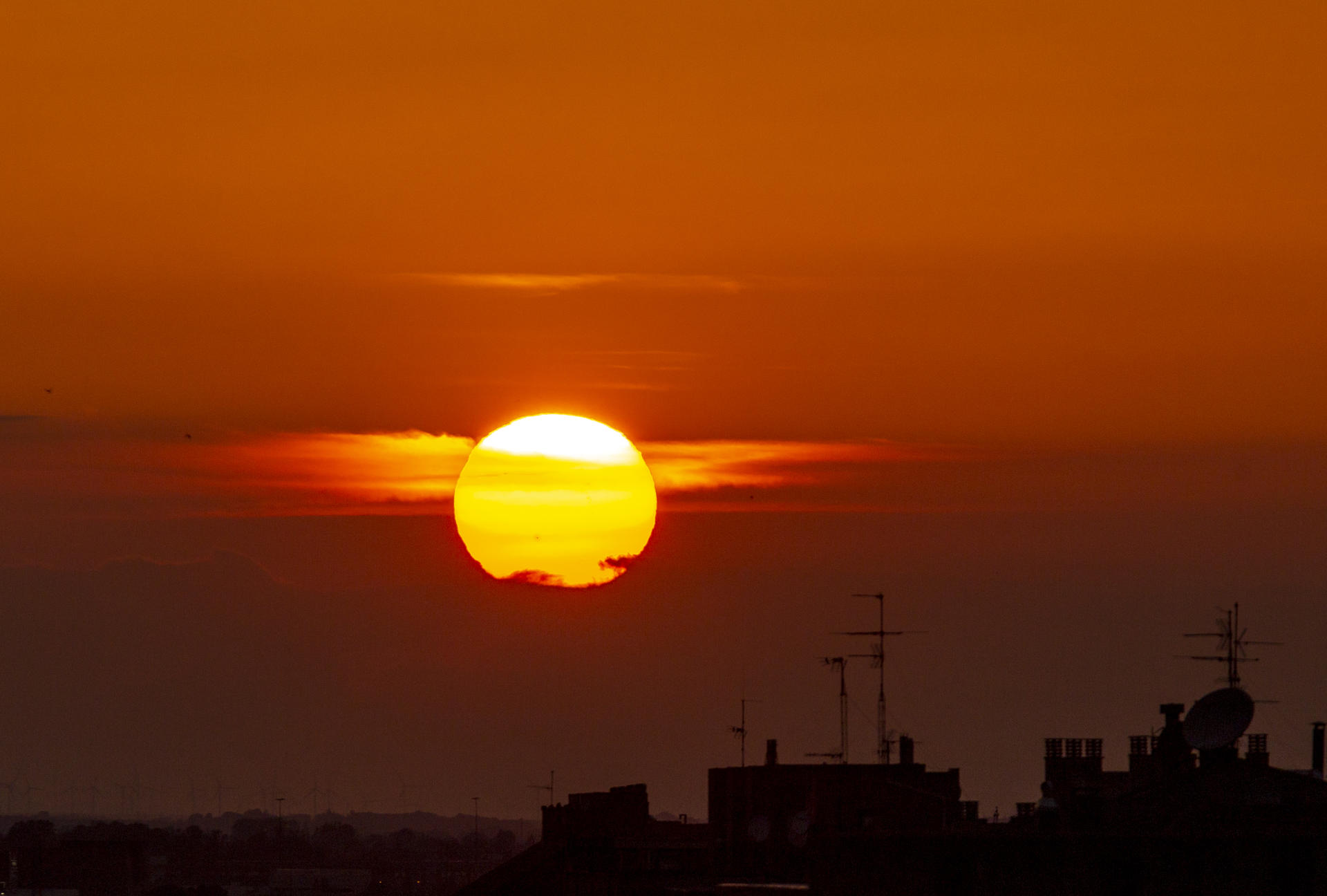 Puesta de sol vista desde la ciudad de Zaragoza.EFE.JAVIER BELVER
