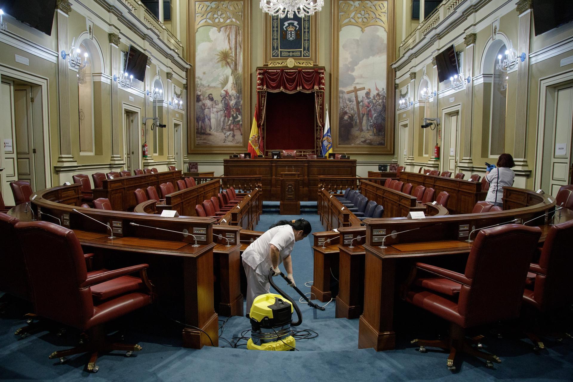 Imagen de archivo del salón de plenos del Parlamento de Canarias, en el que el 27 de junio se celebrará la sesión constitutiva de la undécima legislatura. EFE/Ramón de la Rocha