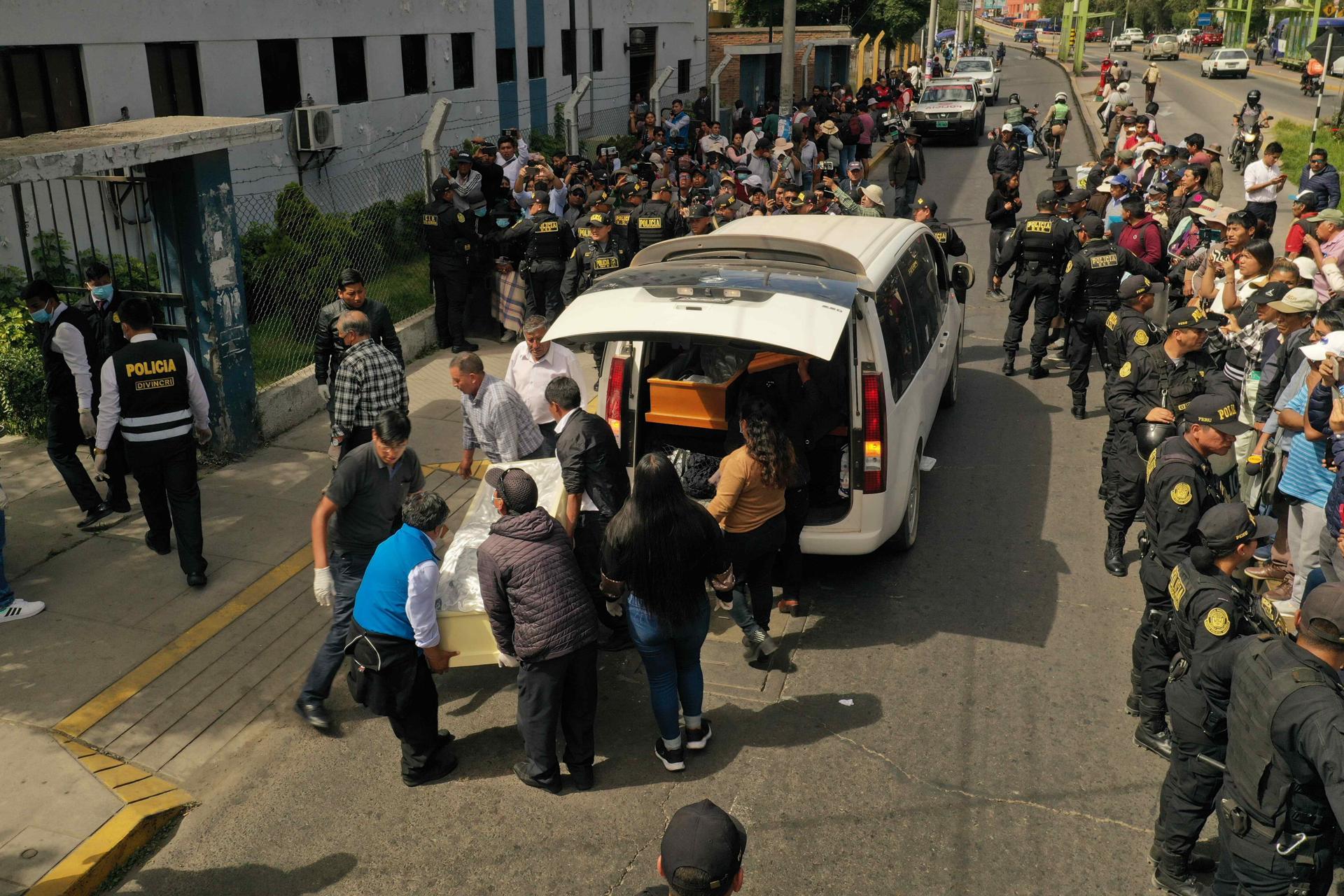 People on 8 May 2023 in Arequipa, Peru, carry coffins containing the bodies of some of the workers who died in a gold mine fire two days earlier in the southern department of Arequipa. EFE/ Jose Sotomayor
