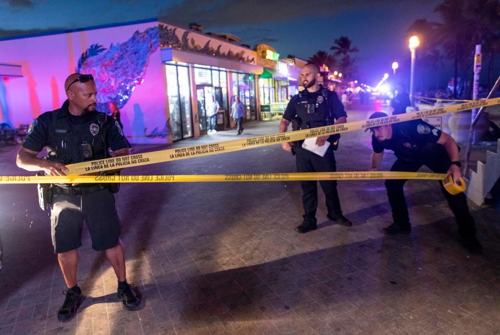 Oficiales de Policía cierran el área donde ocurrió un tiroteo en una playa, en Hollywood, Florida (EE.UU.), este 29 de mayo de 2023. EFE/EPA/Cristóbal Herrera-Ulashkevich
