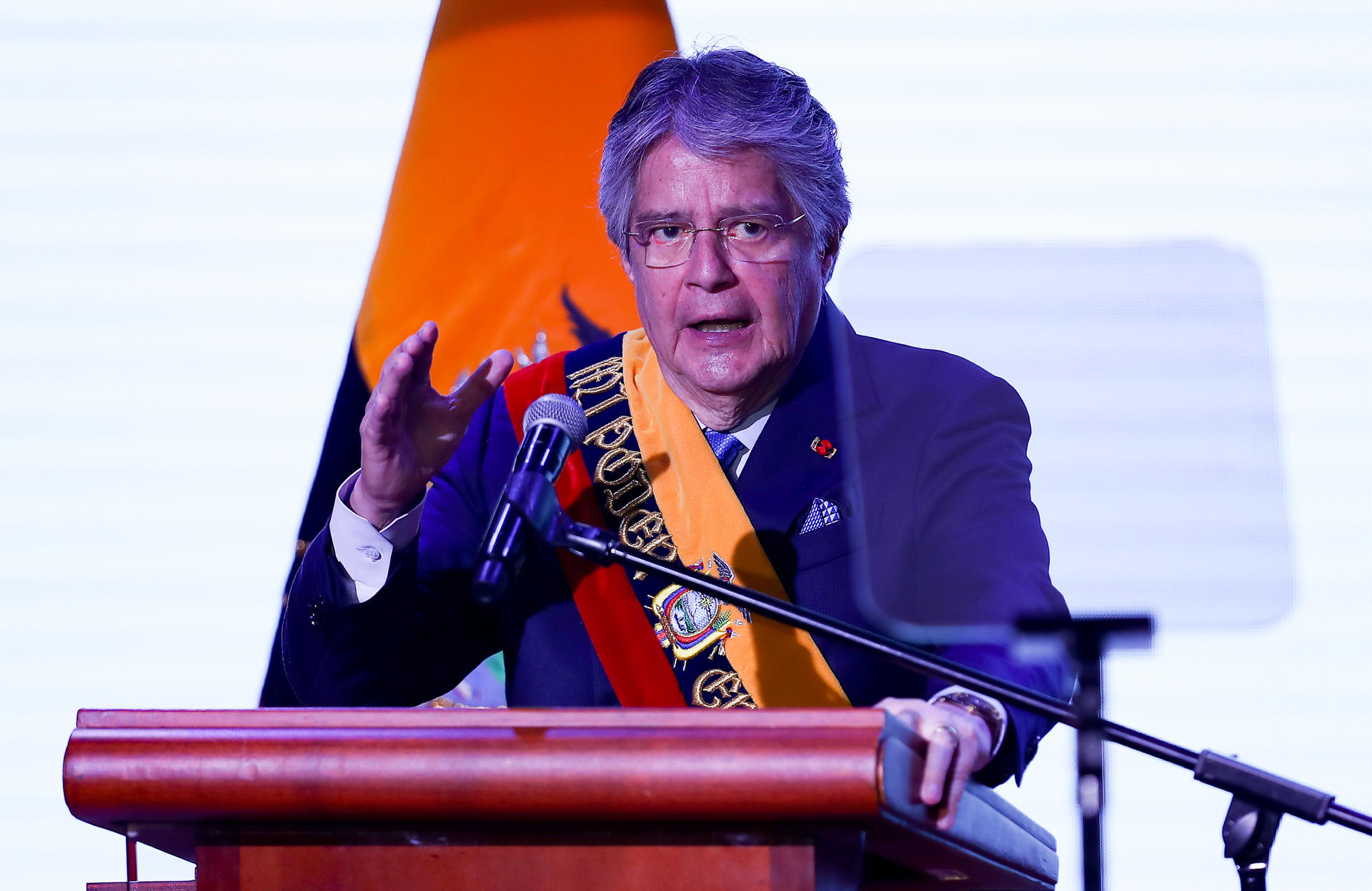 El presidente de Ecuador, Guillermo Lasso, presenta su informe a la Nación tras la muerte cruzada que cerró la Asamblea Nacional, hoy en la Plataforma Gubernamental, en Quito (Ecuador). EFE/José Jácome