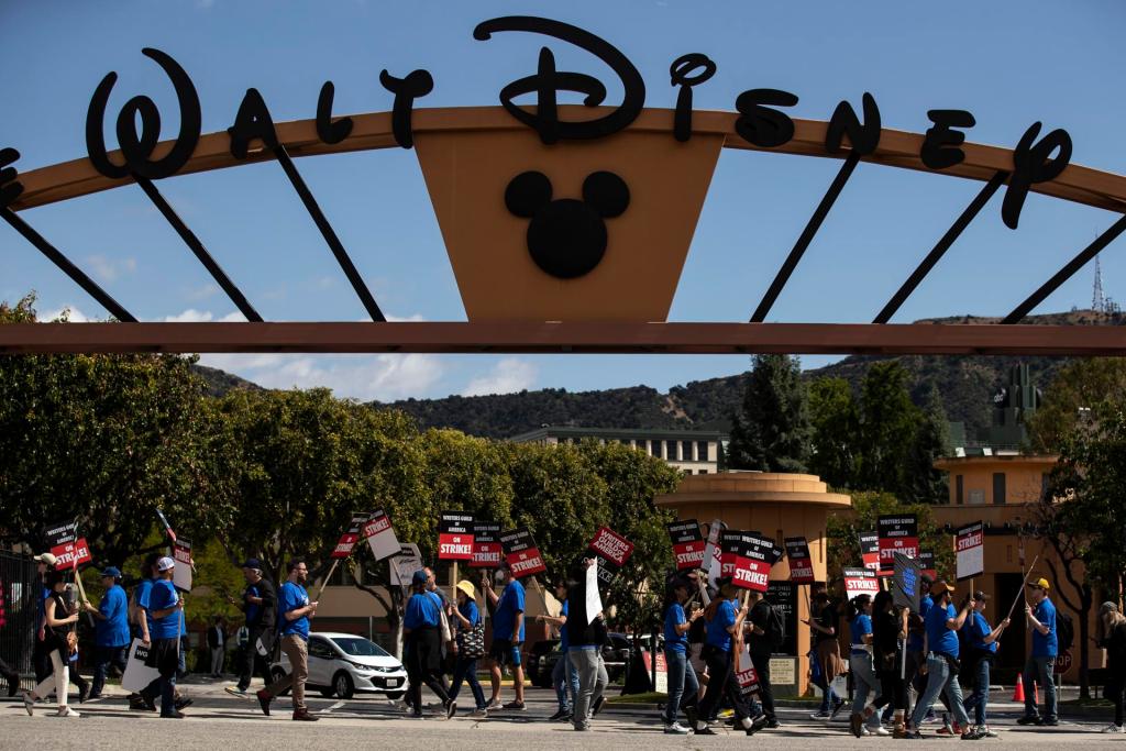 Miembros del Sindicato de Guionistas de Estados Unidos (WGA) se manifiestan frente a los estudios de Walt Disney Co., en Burbank, California (EE.UU.). EFE/EPA/Etienne Laurent
