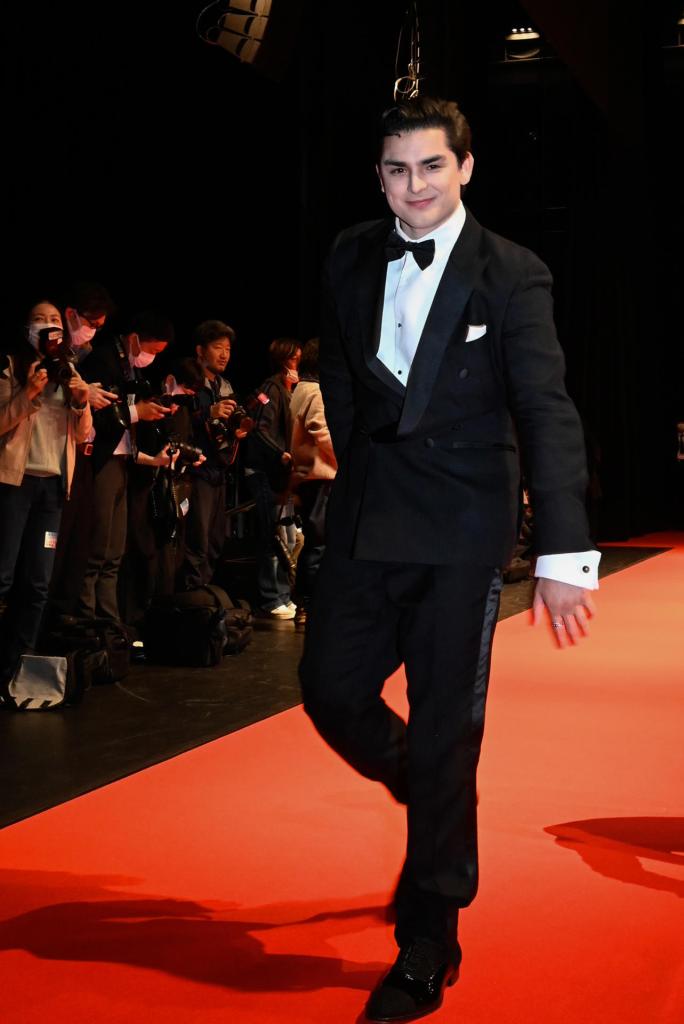 Fotografía cedida por CTMG donde aparece el actor Diego Tinoco mientras camina por la alfombra roja, durante el estreno de la película "Knights of the Zodiac" el 19 de abril, en Tokio (Japón). EFE/CTMG
