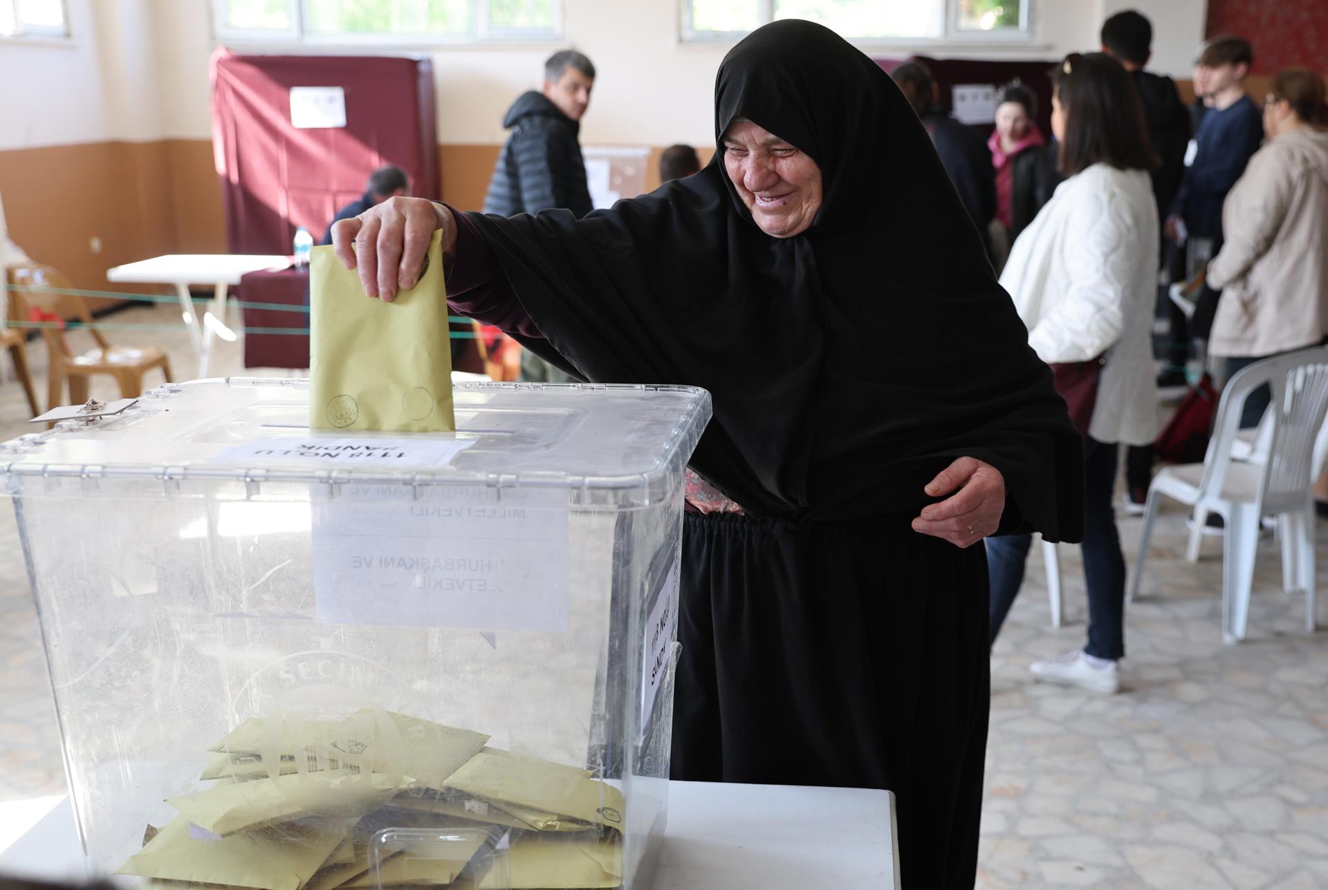 A Turkish woman casts her vote at a polling station in Istanbul, Turkey, 14 May 2023, as the country holds simultaneous parliamentary and presidential elections. EFE-EPA/TOLGA BOZOGLU
