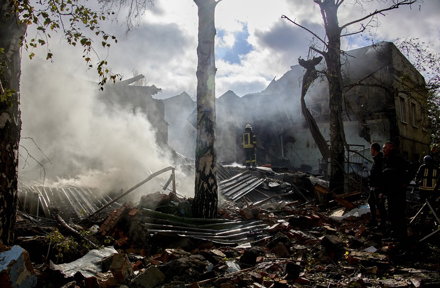Los rescatistas ucranianos trabajan para extinguir un incendio entre los escombros de una pequeña fábrica dañada durante el bombardeo en Jarkov