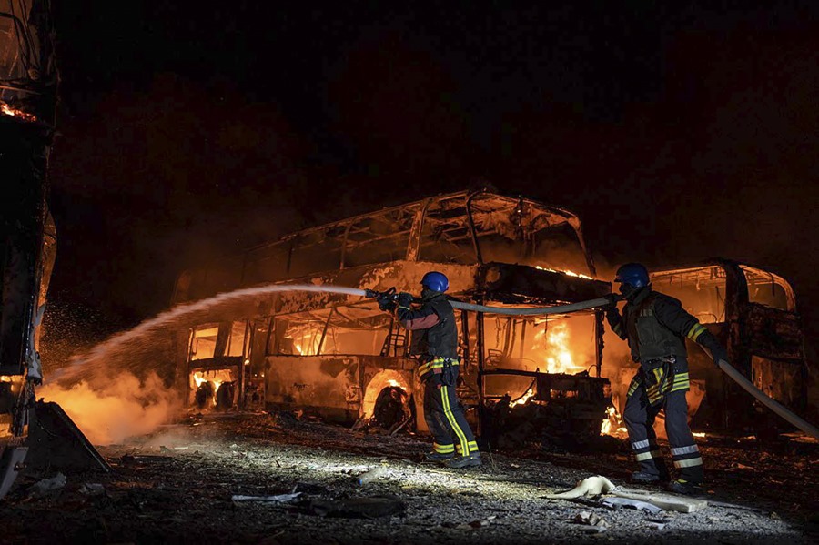 Bomberos apagan un fuego en Kiev