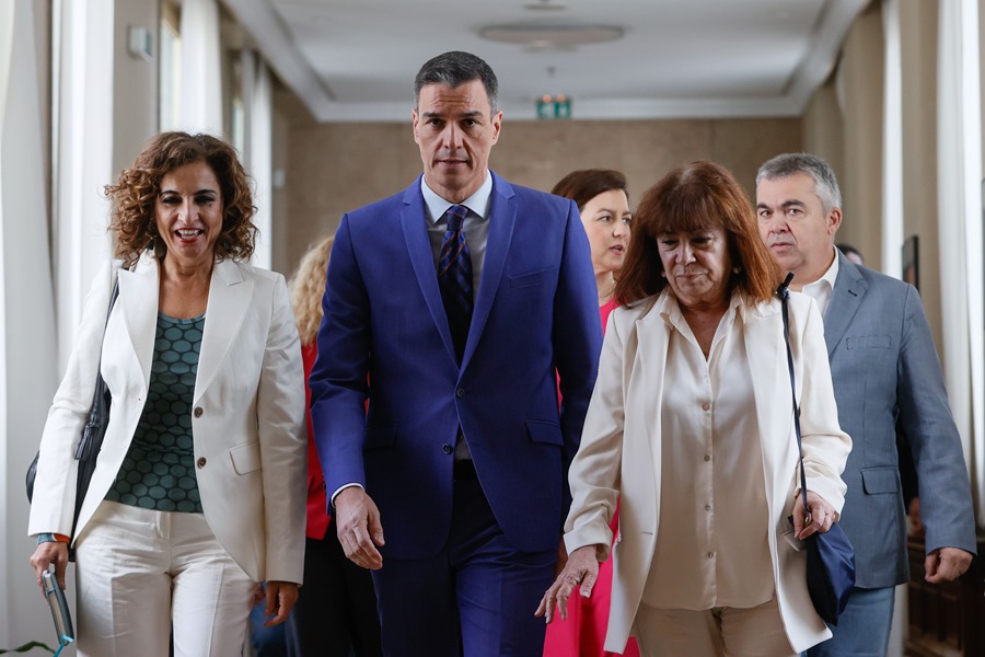 El presidente del Gobierno, Pedro Sánchez, acompañado por la senadora Cristina Narbona (d), y la ministra de Hacienda, María Jesús Montero, a su llegada hoy al Congreso de los Diputados.
