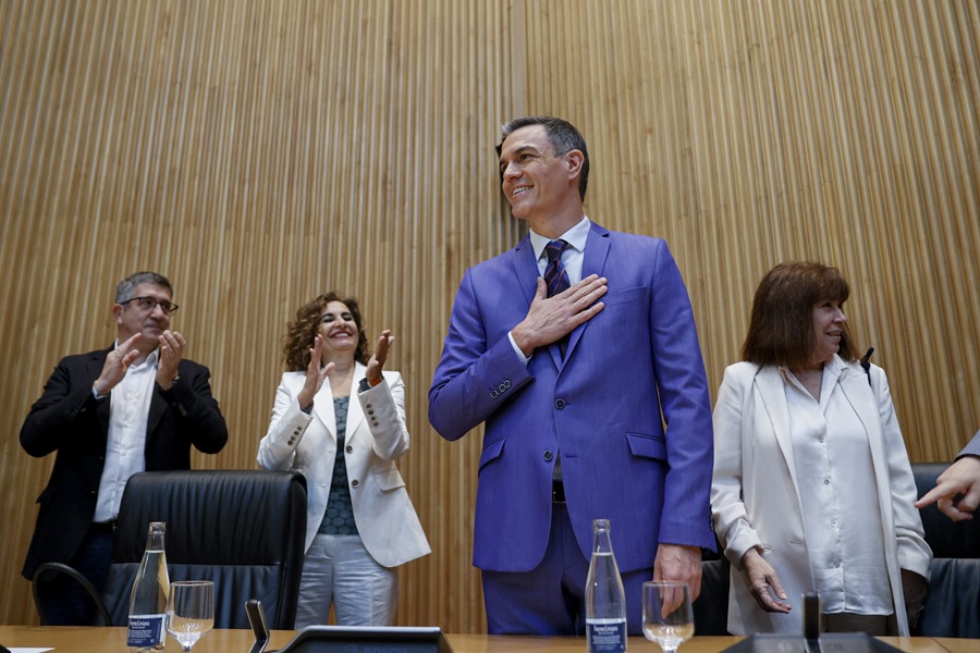 El presidente del Gobierno, Pedro Sánchez, agradece los aplausos de los senadores y diputados del PSOE, hoy en el Congreso de los Diputados.