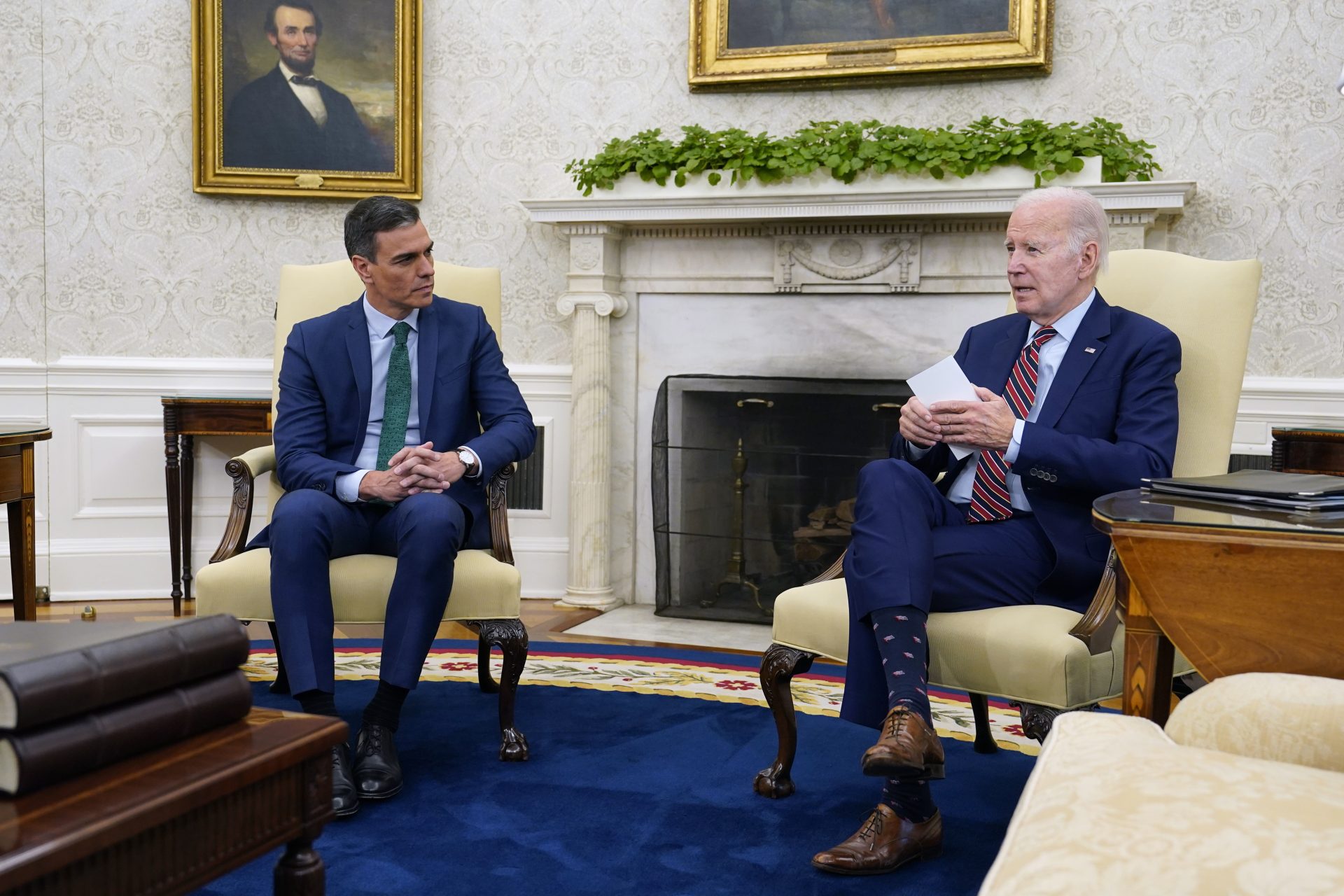 El presidente del Gobierno, Pedro Sánchez, conversa con el presidente de los Estados Unidos, Joe Biden.