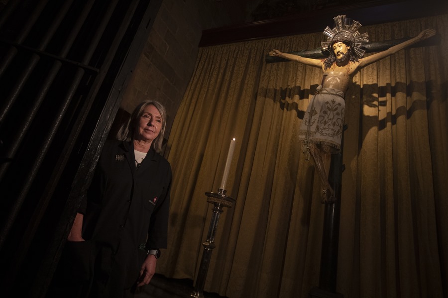 La conservadora restauradora de la Catedral de Barcelona, Ana Ordoñez, posa junto a la figura del Santo Cristo de Lepanto.